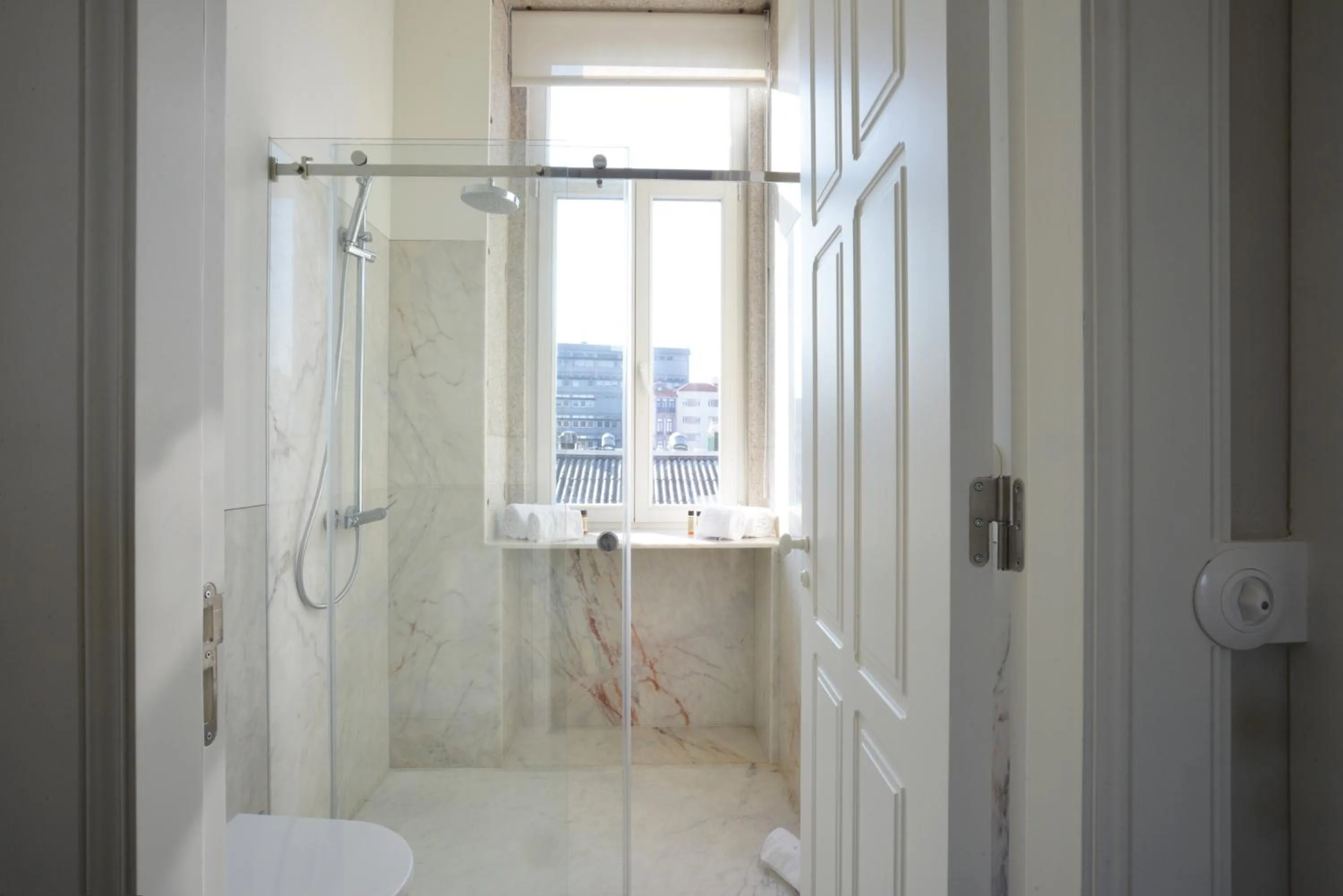 Shower in Oporto Invite Bolhao Historical Market