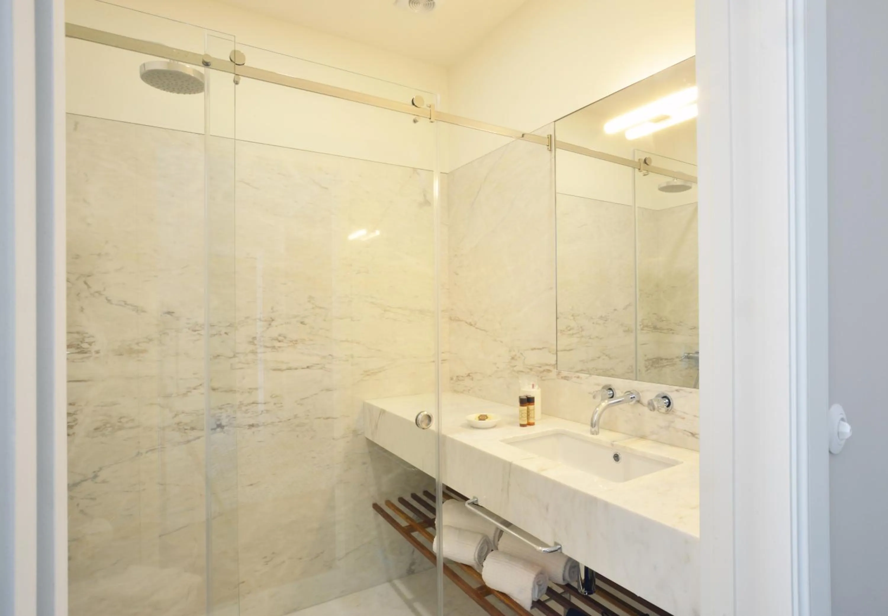 Shower in Oporto Invite Bolhao Historical Market