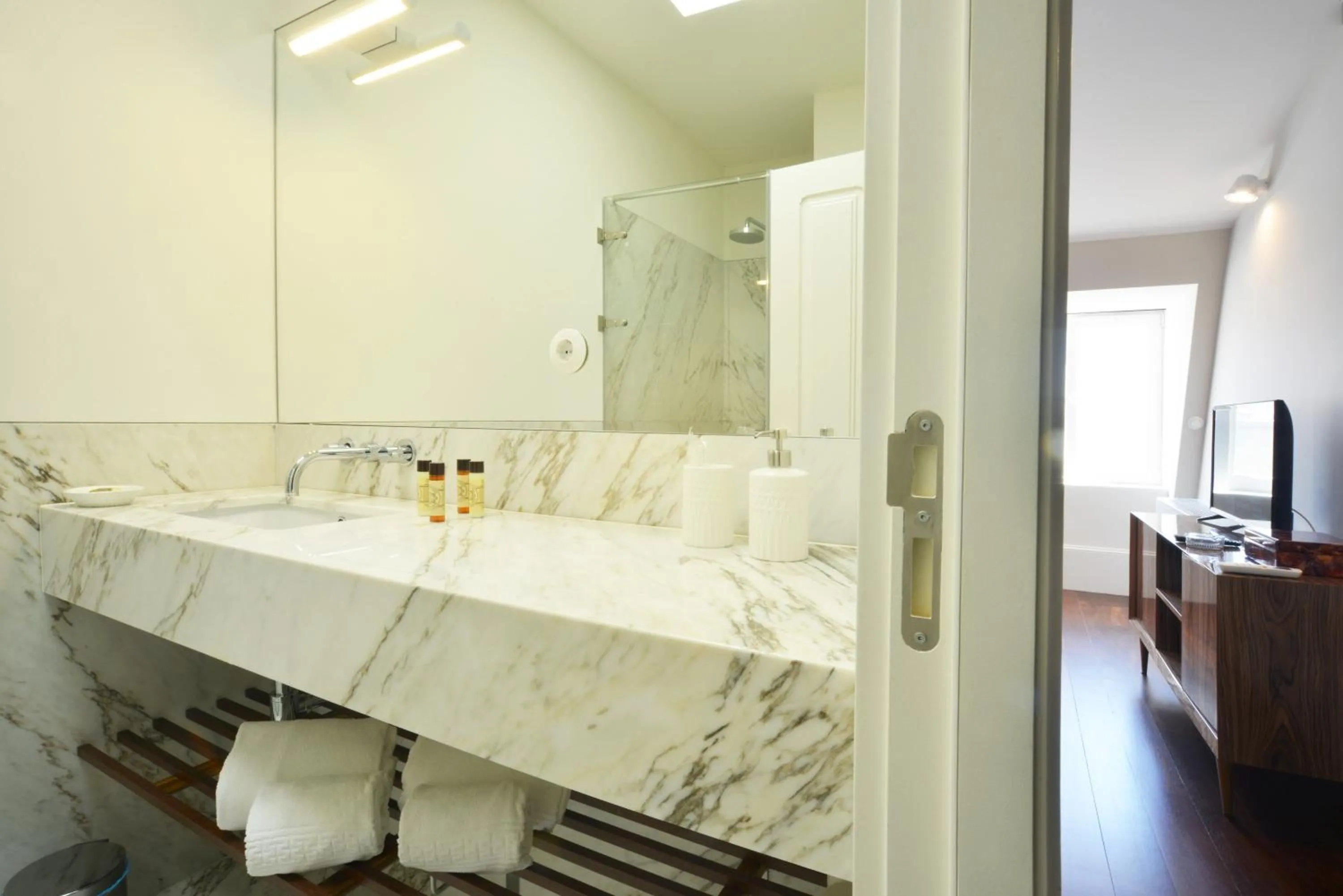 Shower in Oporto Invite Bolhao Historical Market