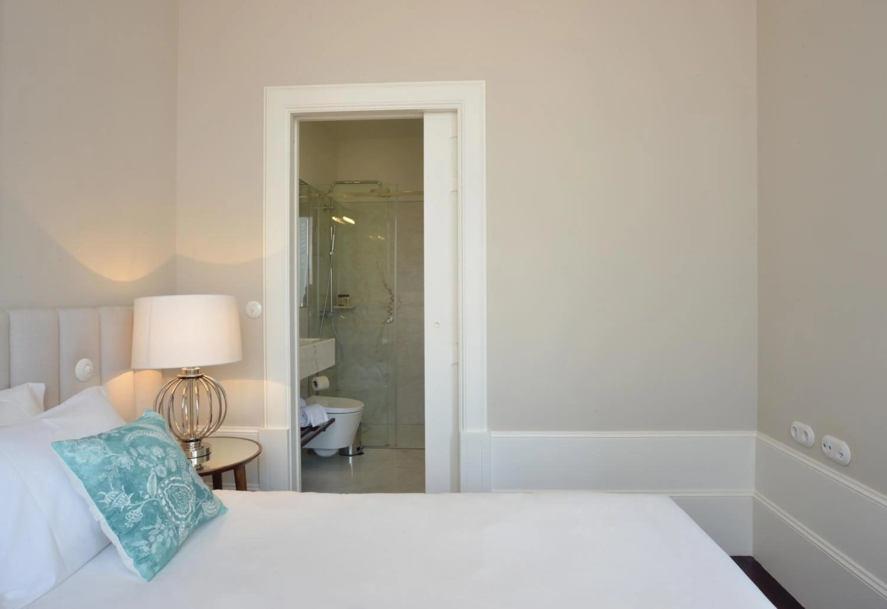 Toilet, Bed in Oporto Invite Bolhao Historical Market