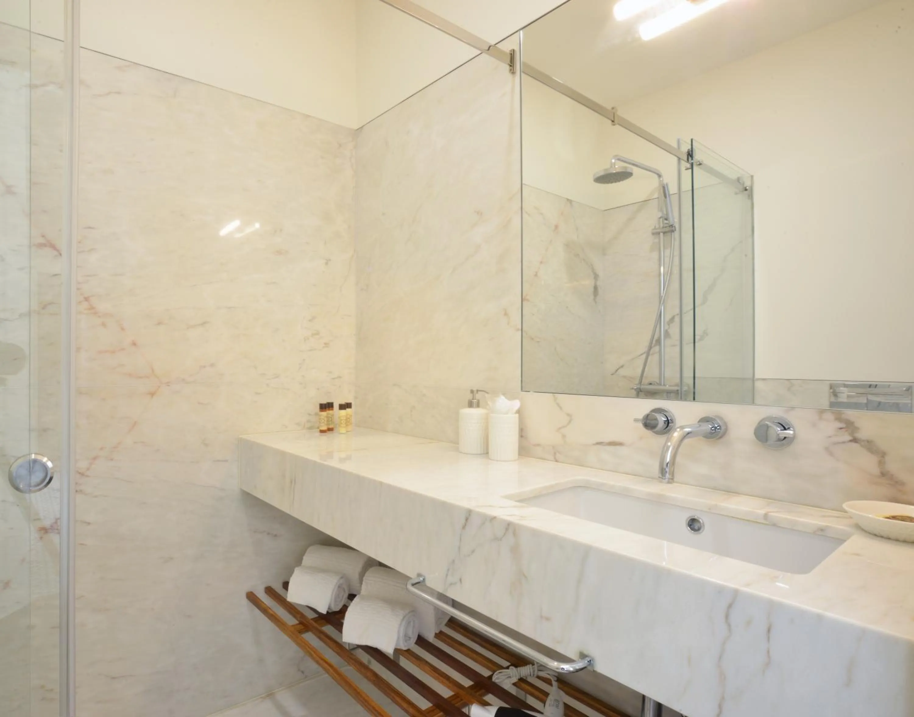 Shower in Oporto Invite Bolhao Historical Market