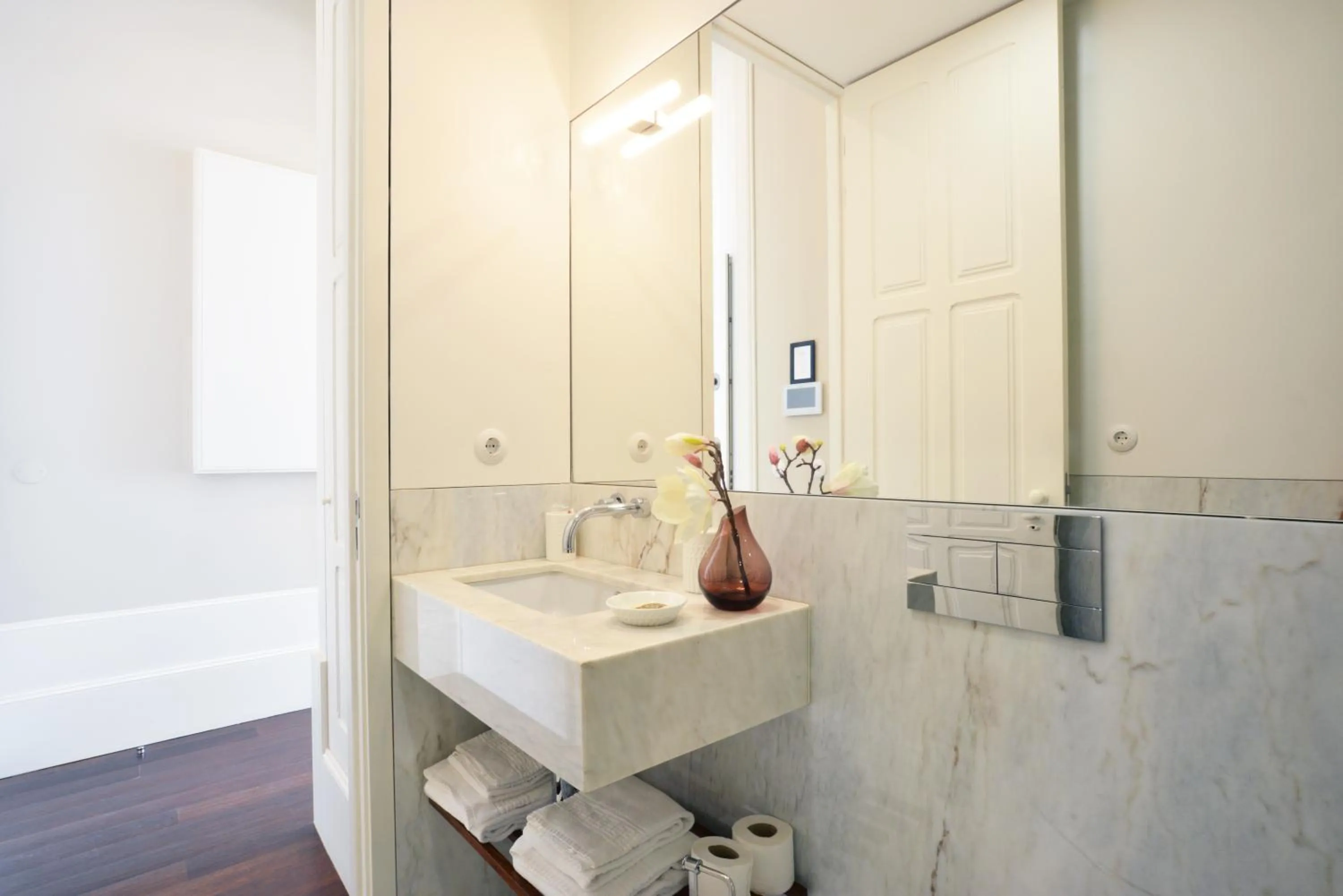 Bathroom in Oporto Invite Bolhao Historical Market