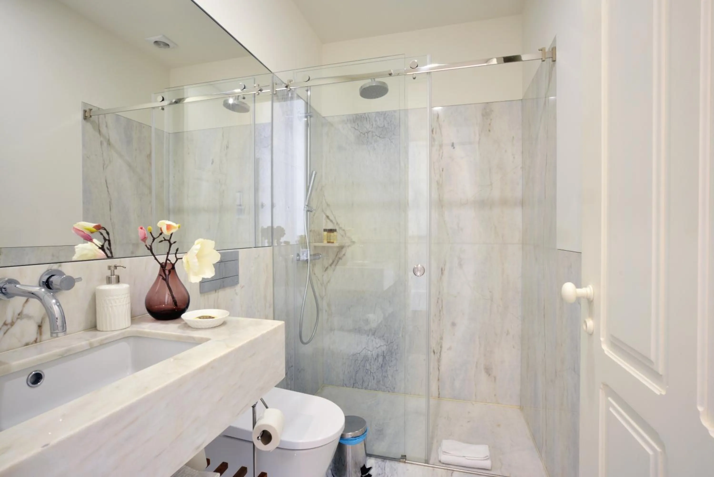 Shower in Oporto Invite Bolhao Historical Market