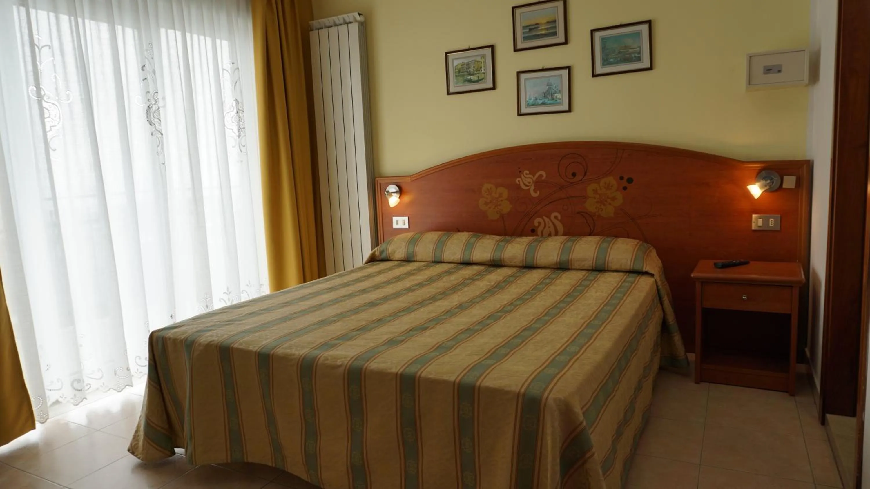 Bed in Hotel Ideal Sottomarina