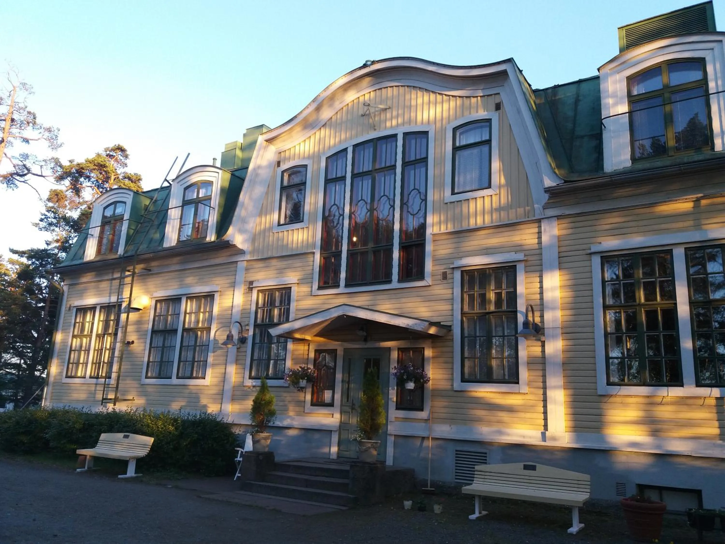 Facade/entrance in Mäntyluodon Hotelli