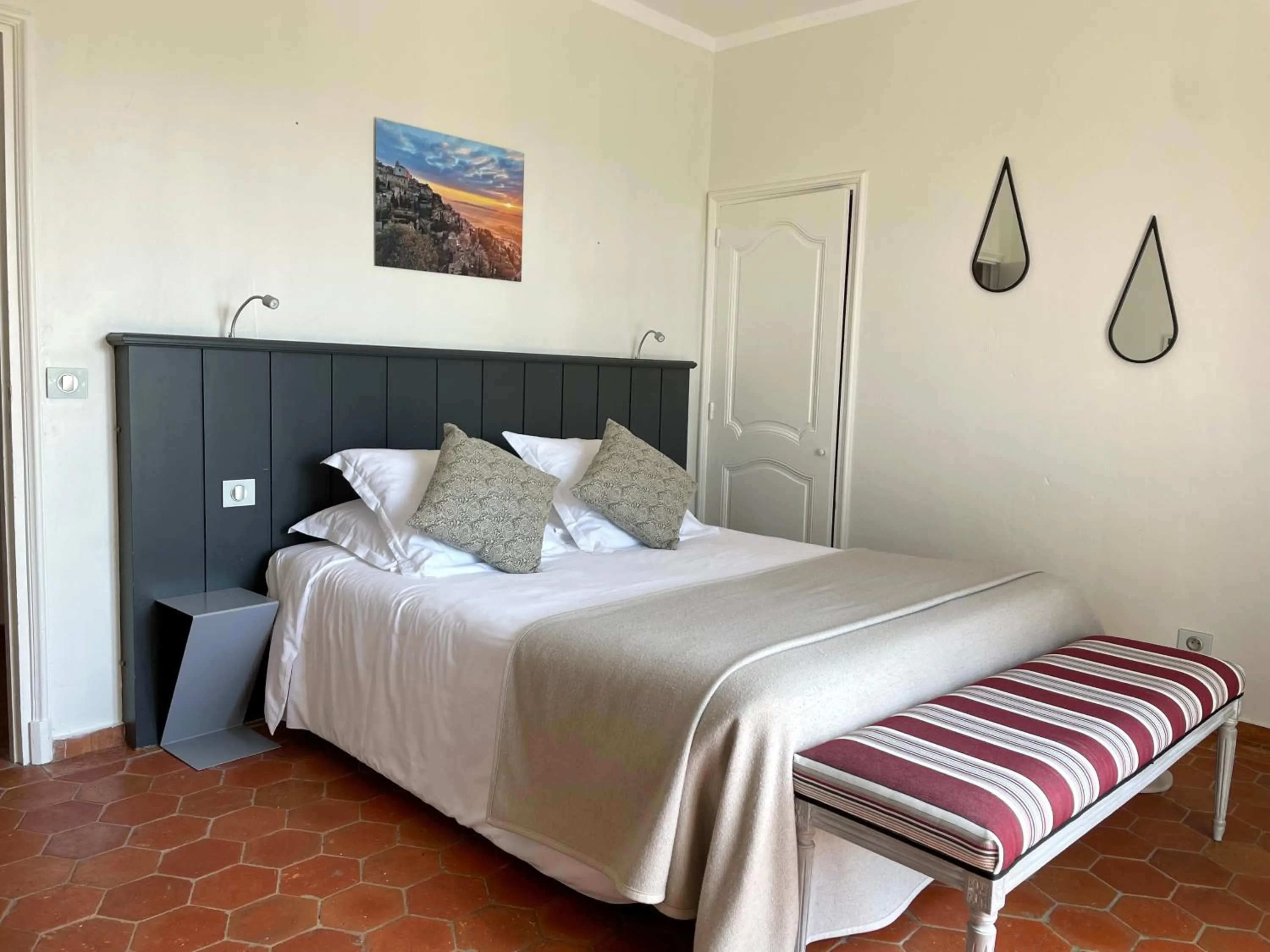 Photo of the whole room, Bed in Domaine de l'Enclos