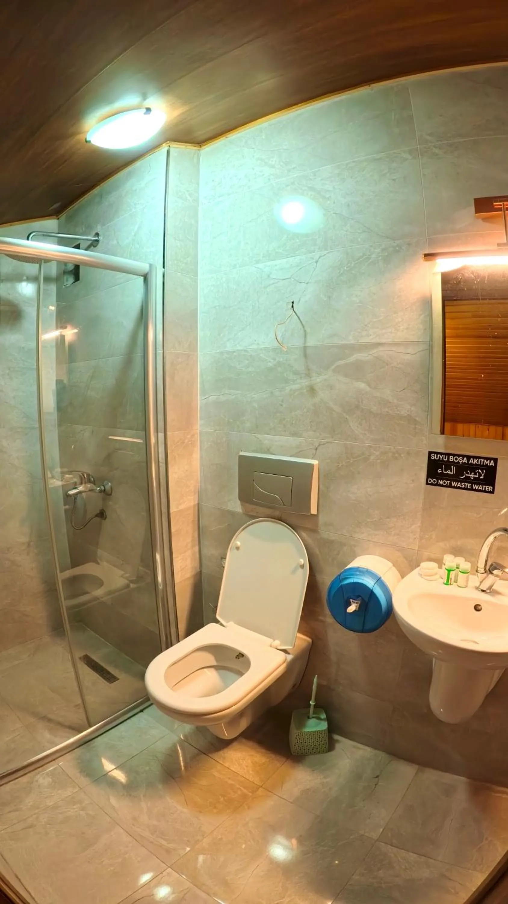 Shower in Goblec Otel