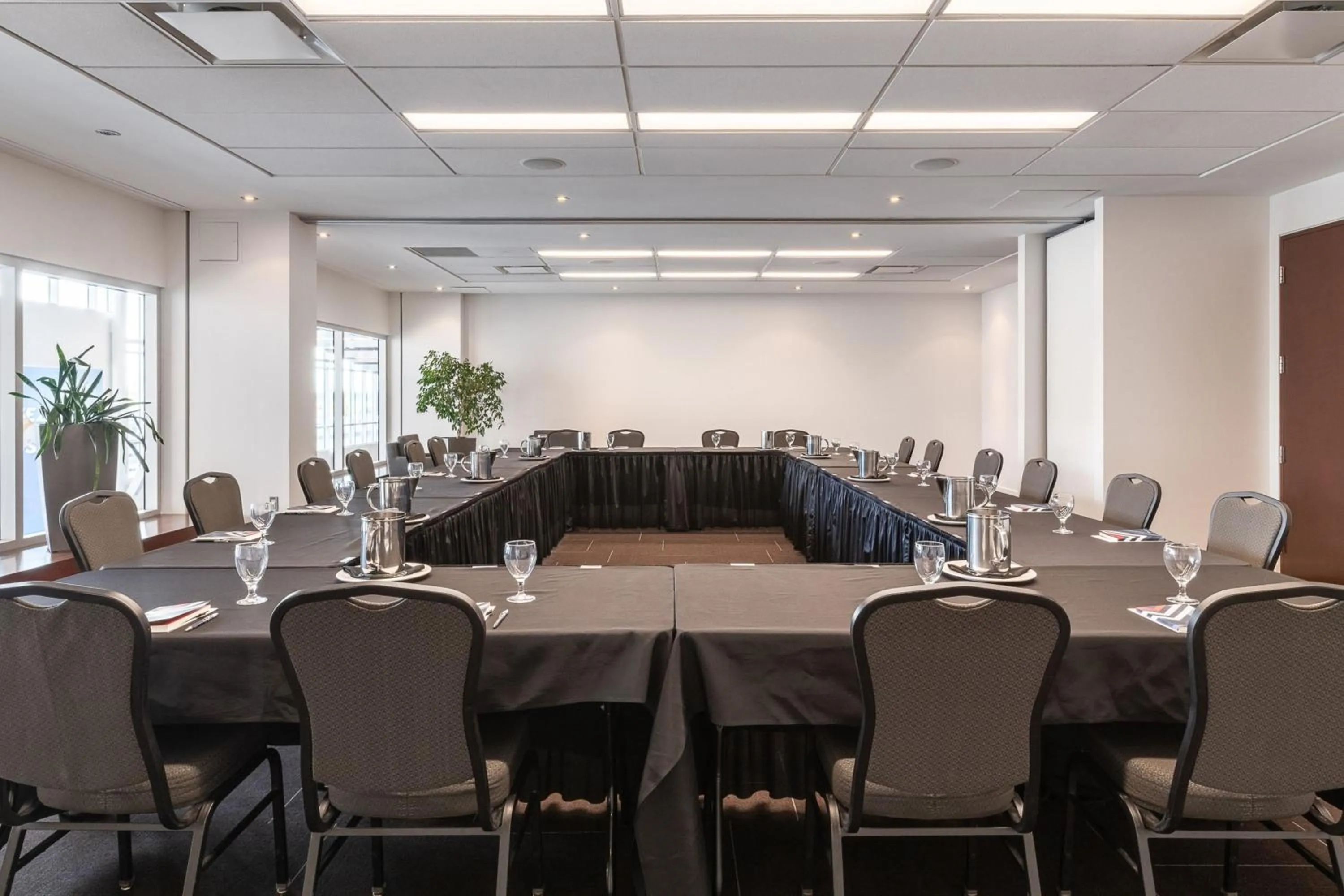 Meeting/conference room in Four Points by Sheraton Lévis Convention Centre