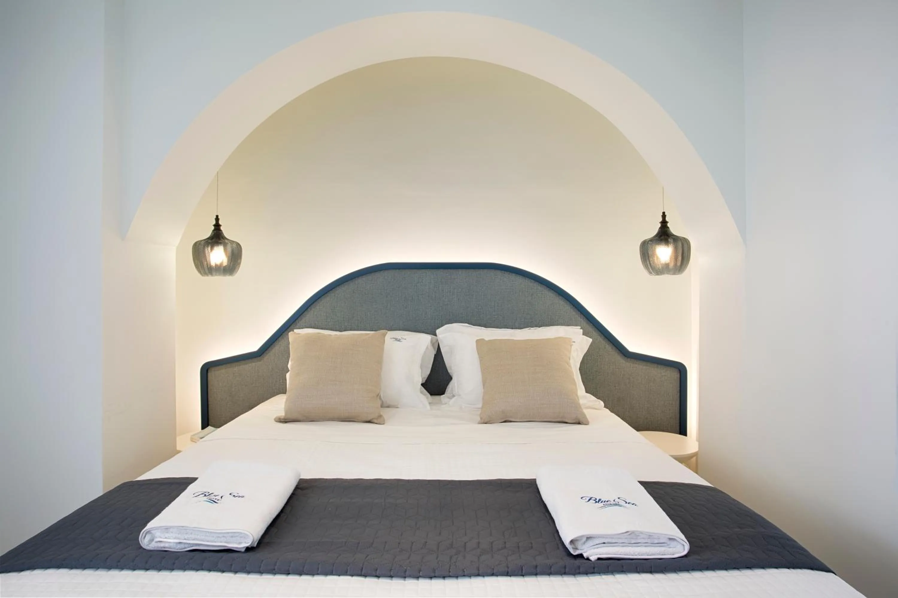 Bedroom, Bed in Blue Sea Hotel