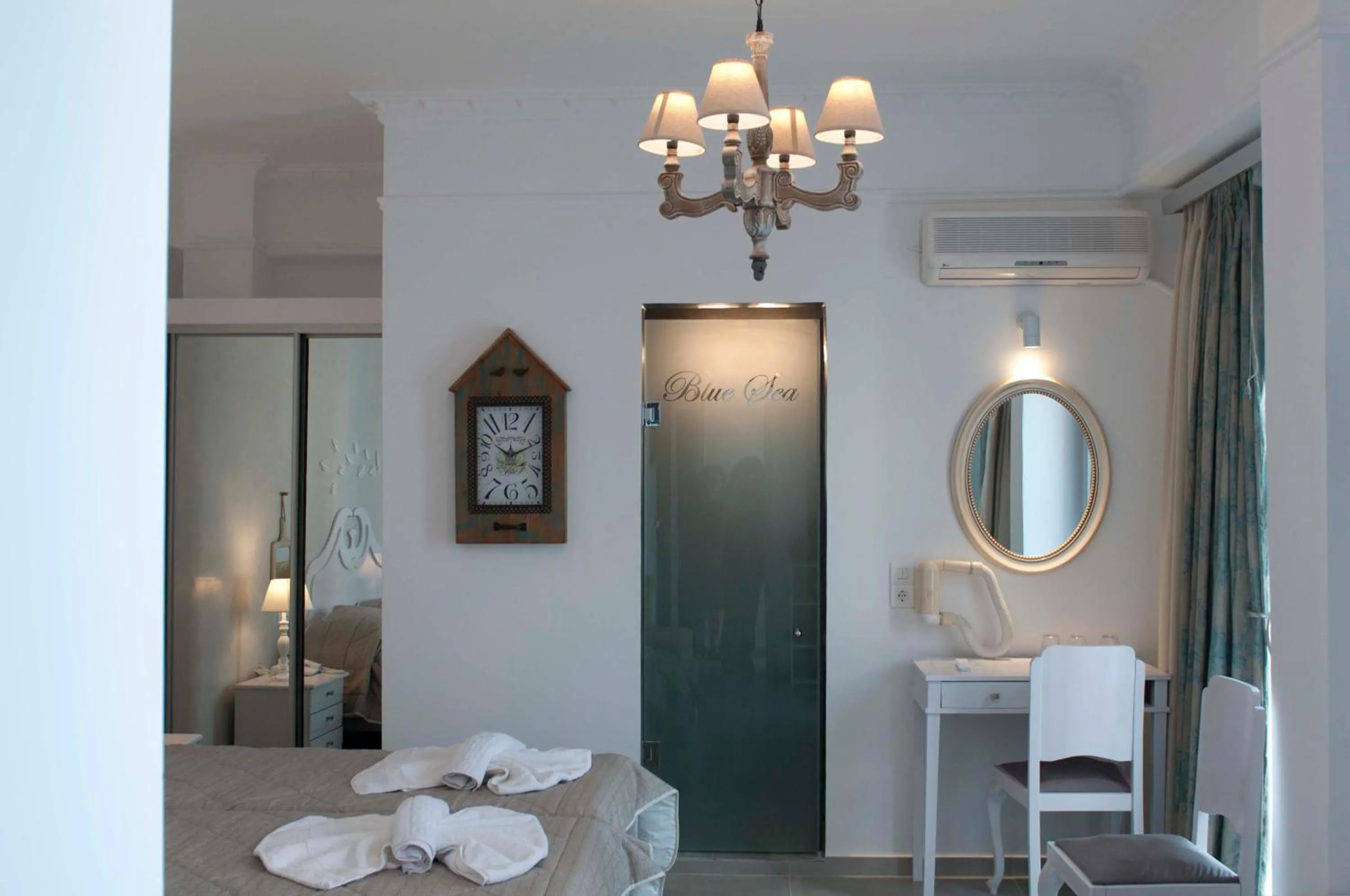 Time of day in Blue Sea Hotel