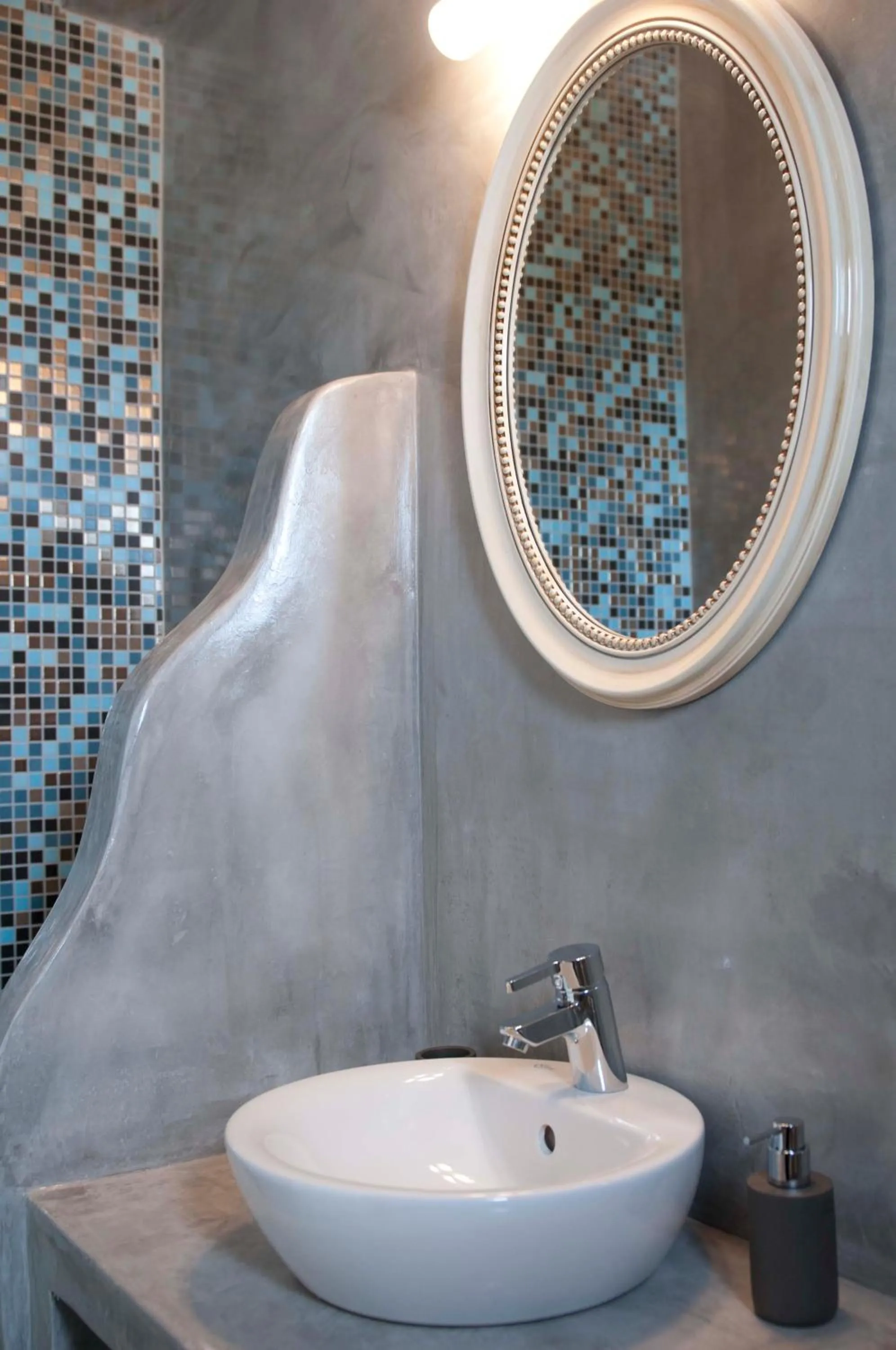 Time of day in Blue Sea Hotel