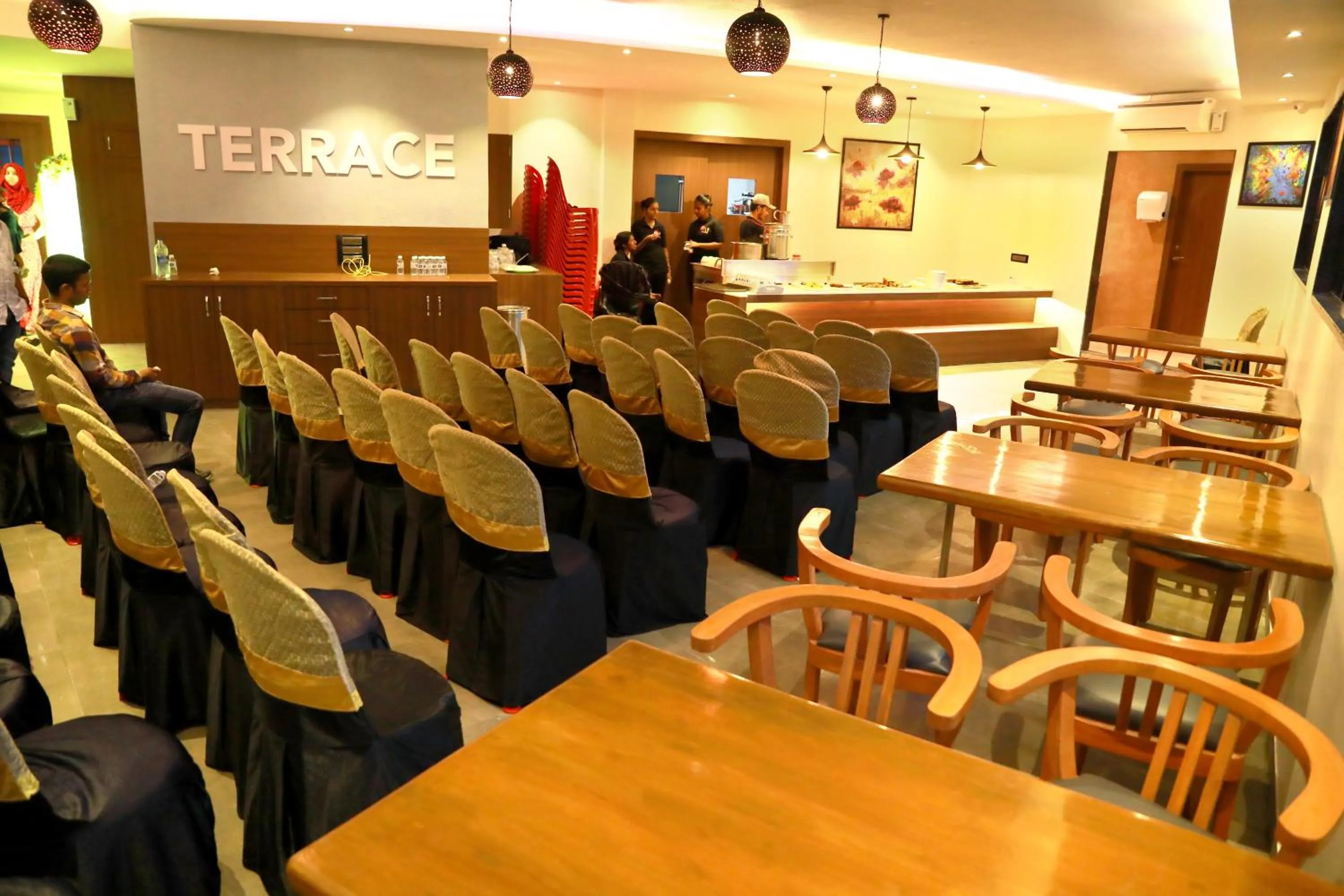 Restaurant/places to eat in Aura One Hotel