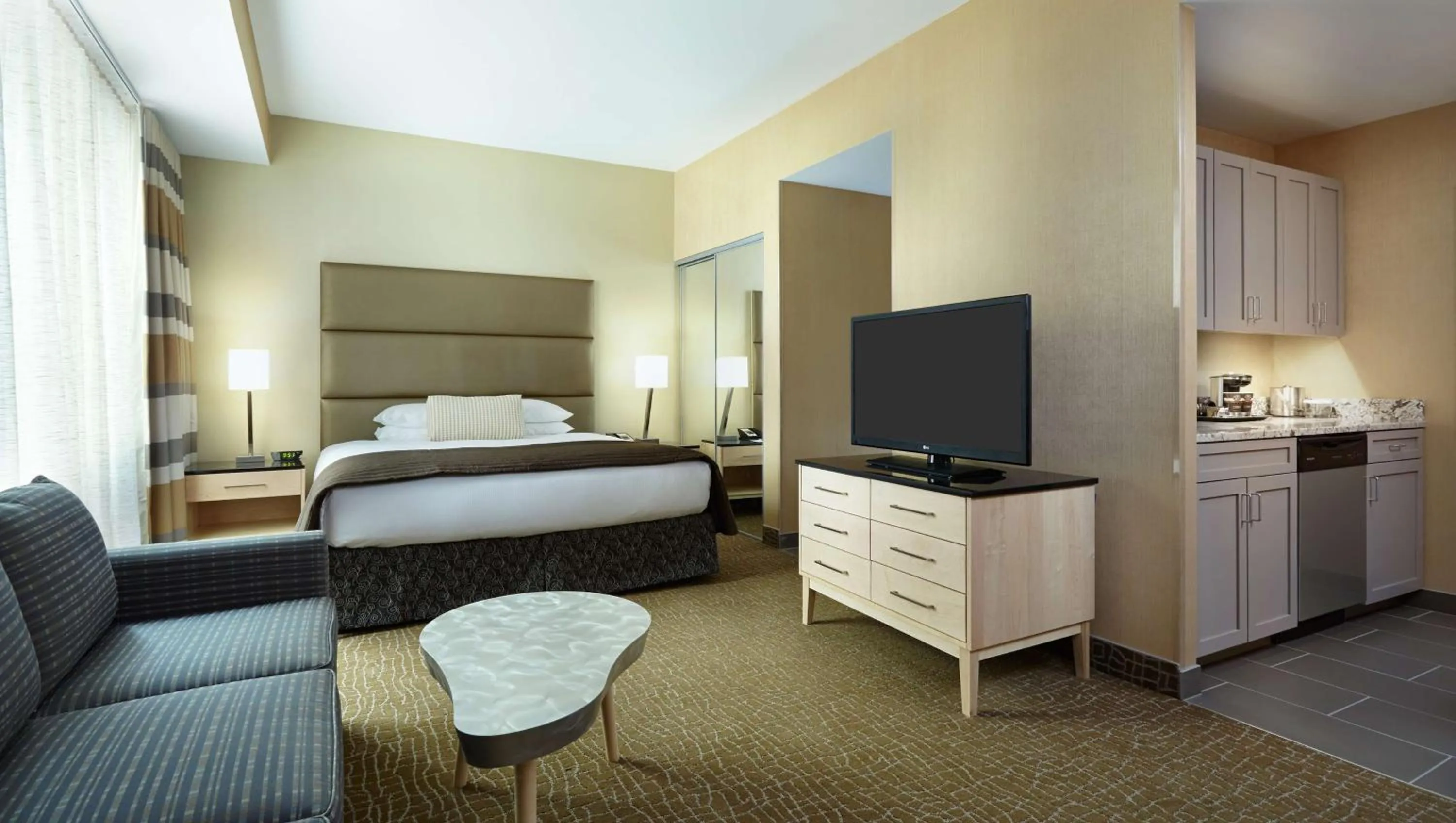 Bedroom, Bed in DoubleTree by Hilton Hotel Philadelphia Center City