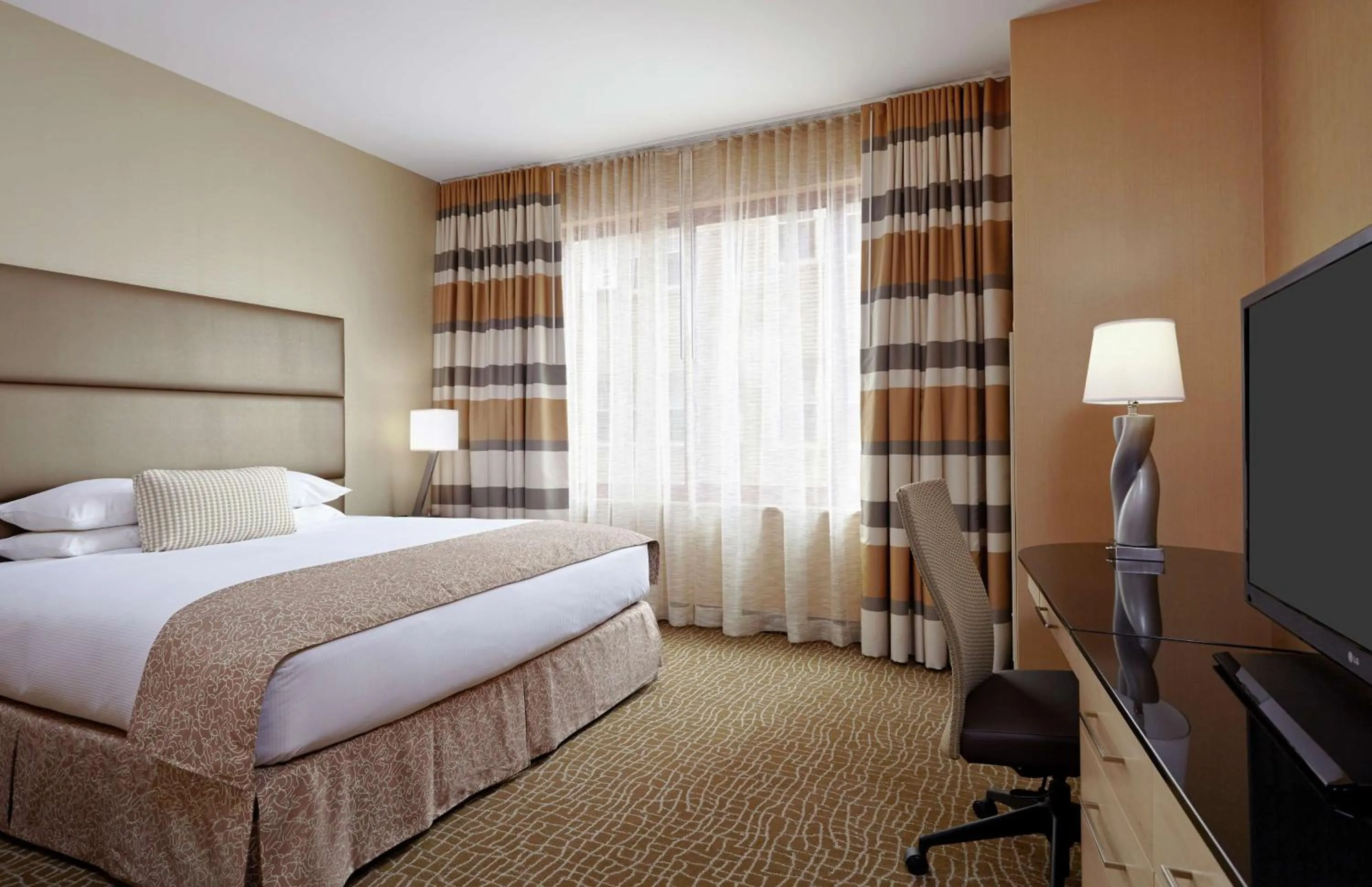 Bedroom, Bed in DoubleTree by Hilton Hotel Philadelphia Center City