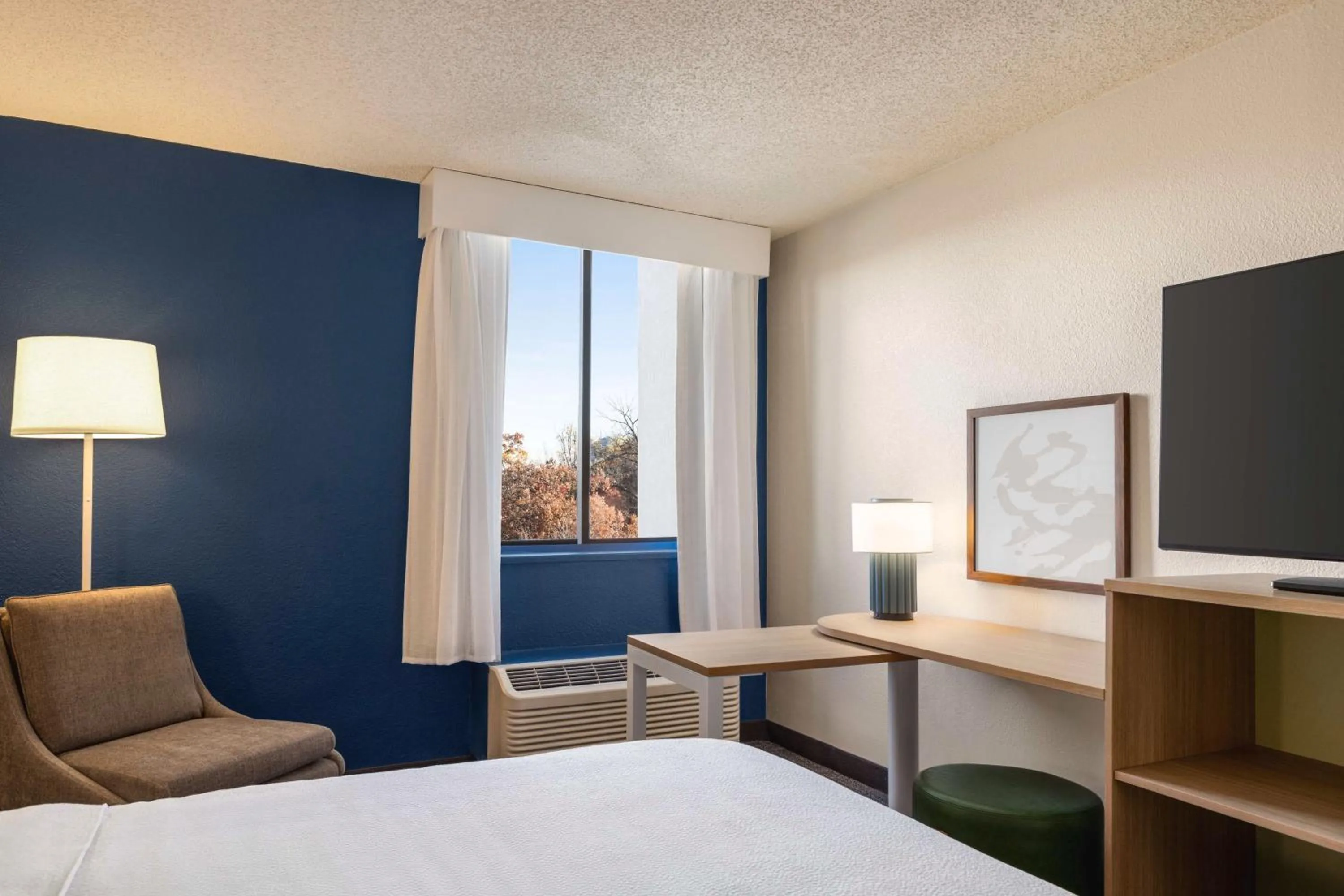 Bedroom, Bed in Spark By Hilton Germantown Washington Dc North