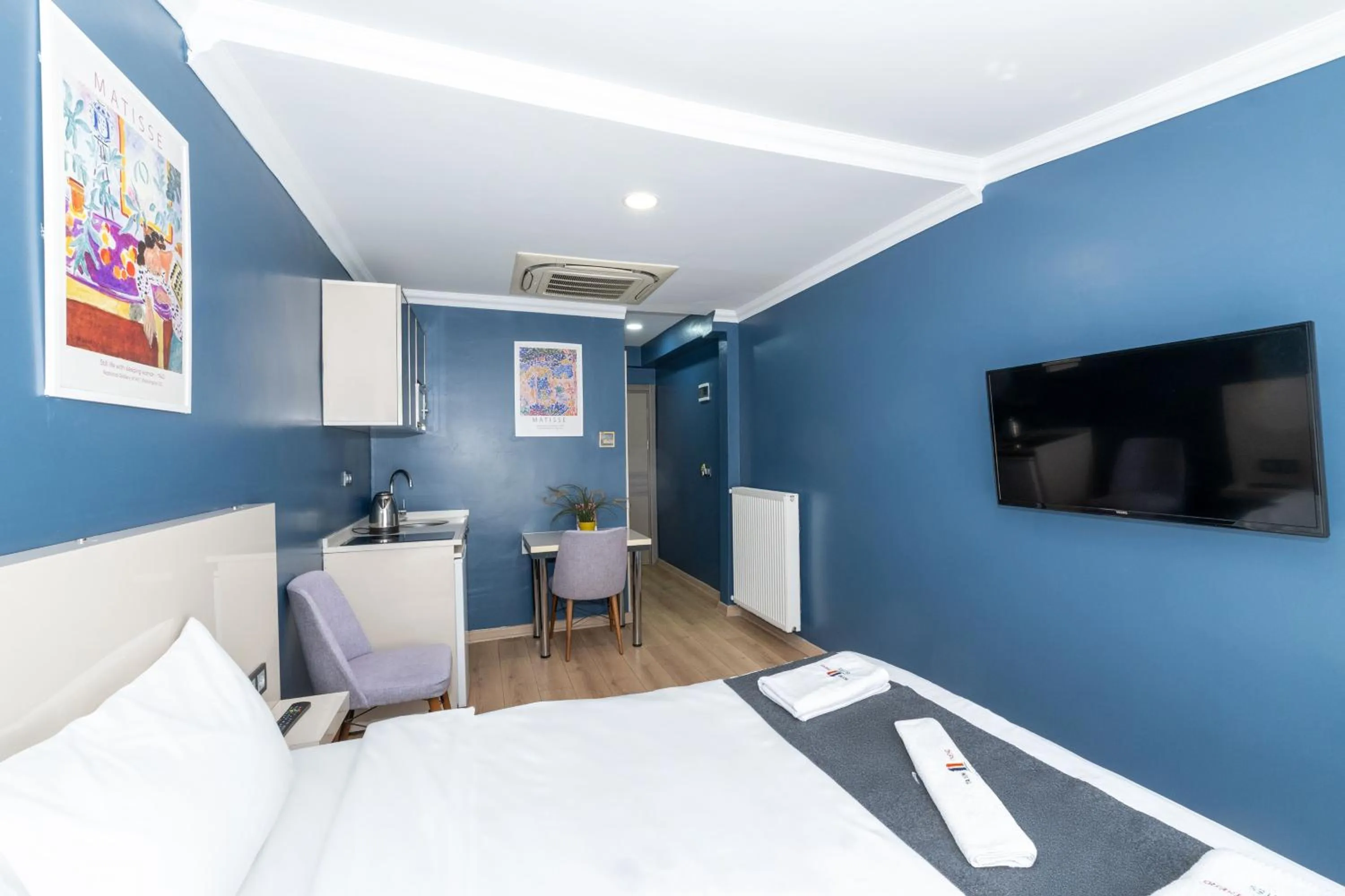 Photo of the whole room in Butterfly House