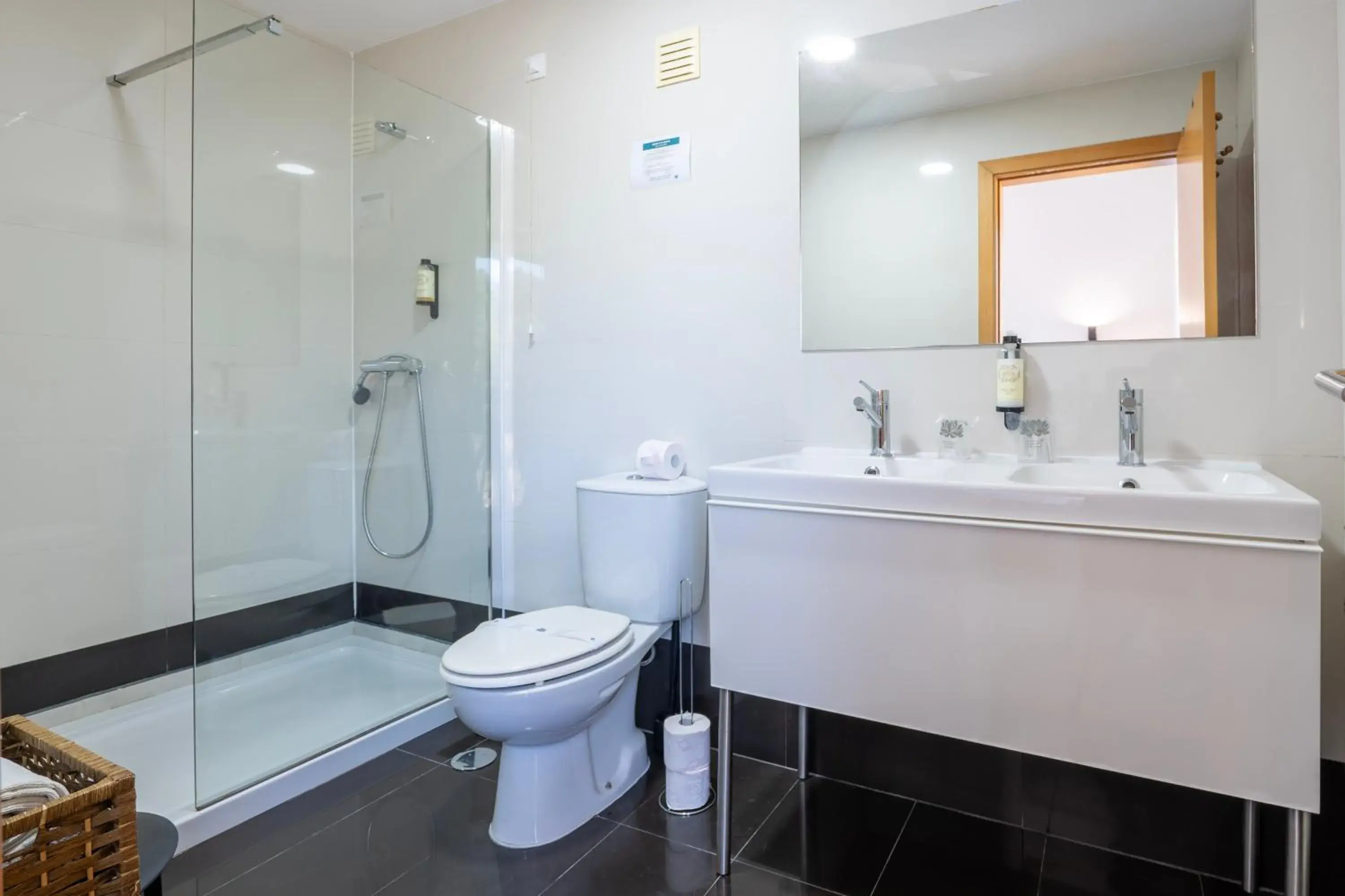 Double or Twin Room in Alojamento Local Verde e Mar Double or Twin Room in Alojamento Local Verde e Mar