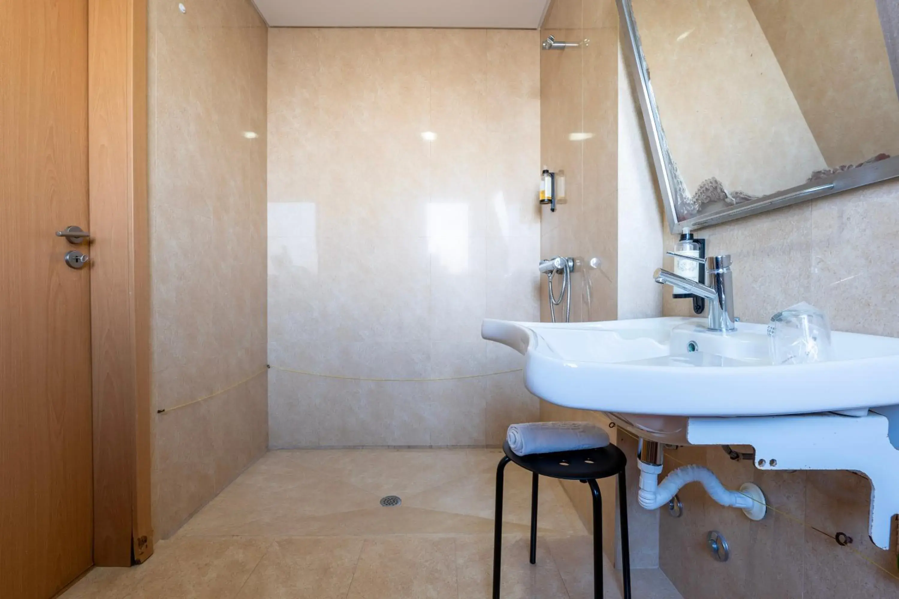 Double Room - Disability Access in Alojamento Local Verde e Mar Double Room - Disability Access in Alojamento Local Verde e Mar