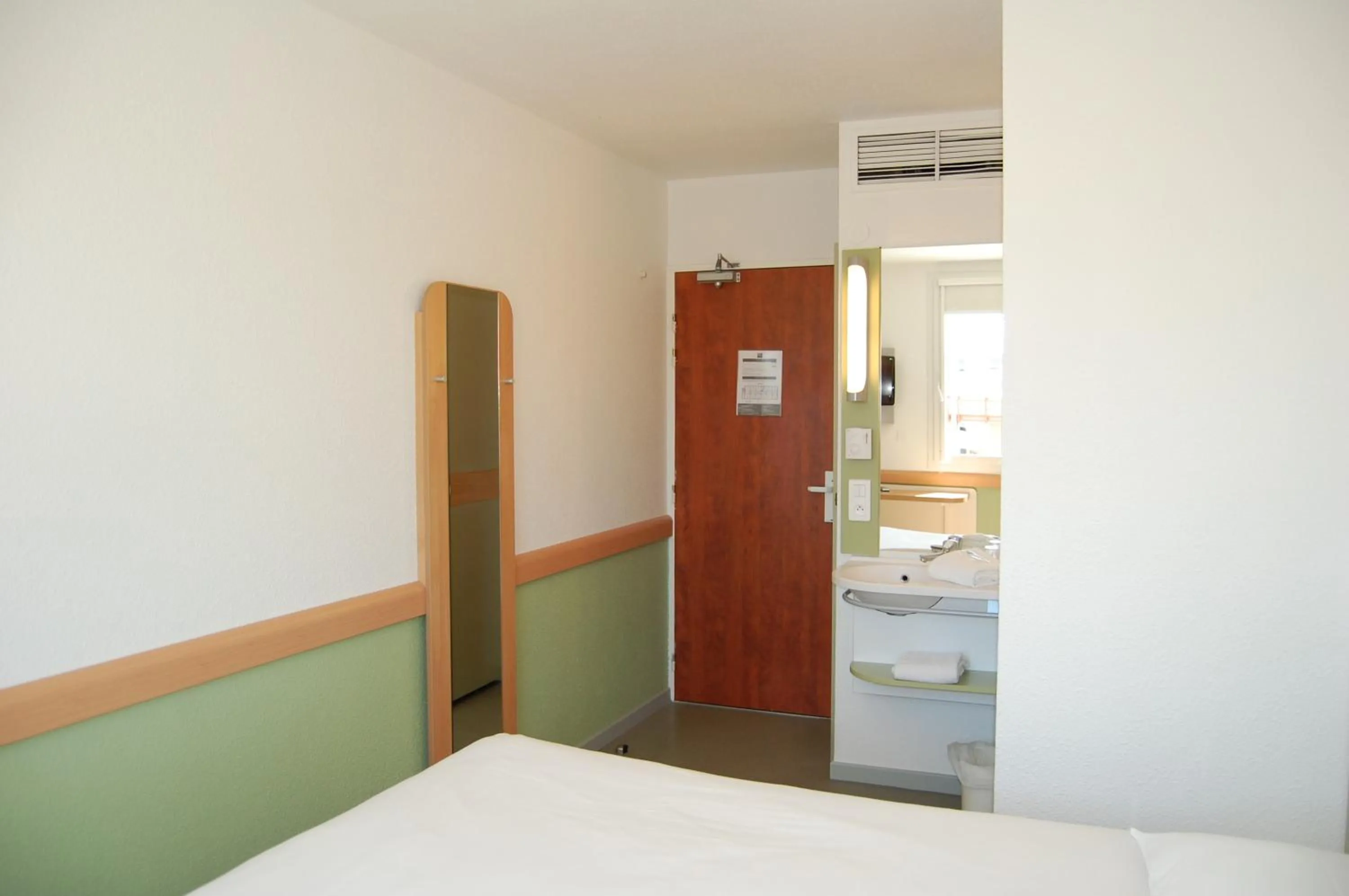 Bedroom, Bed in Ibis Budget Marseille Vitrolles