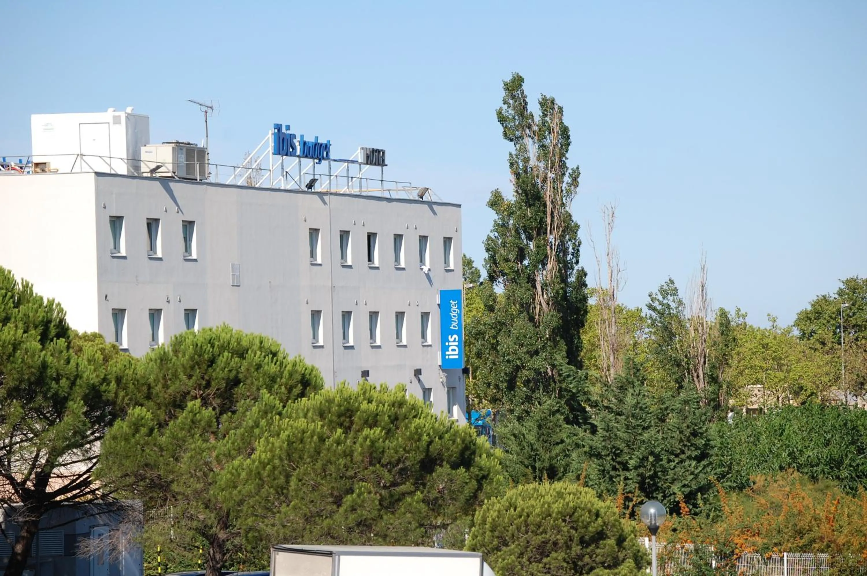 Facade/entrance in Ibis Budget Marseille Vitrolles