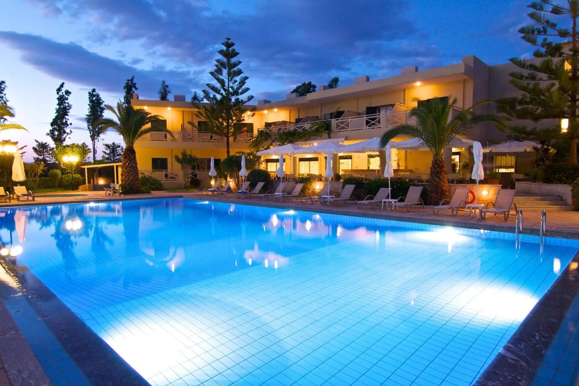 Swimming pool in Solimar Ruby