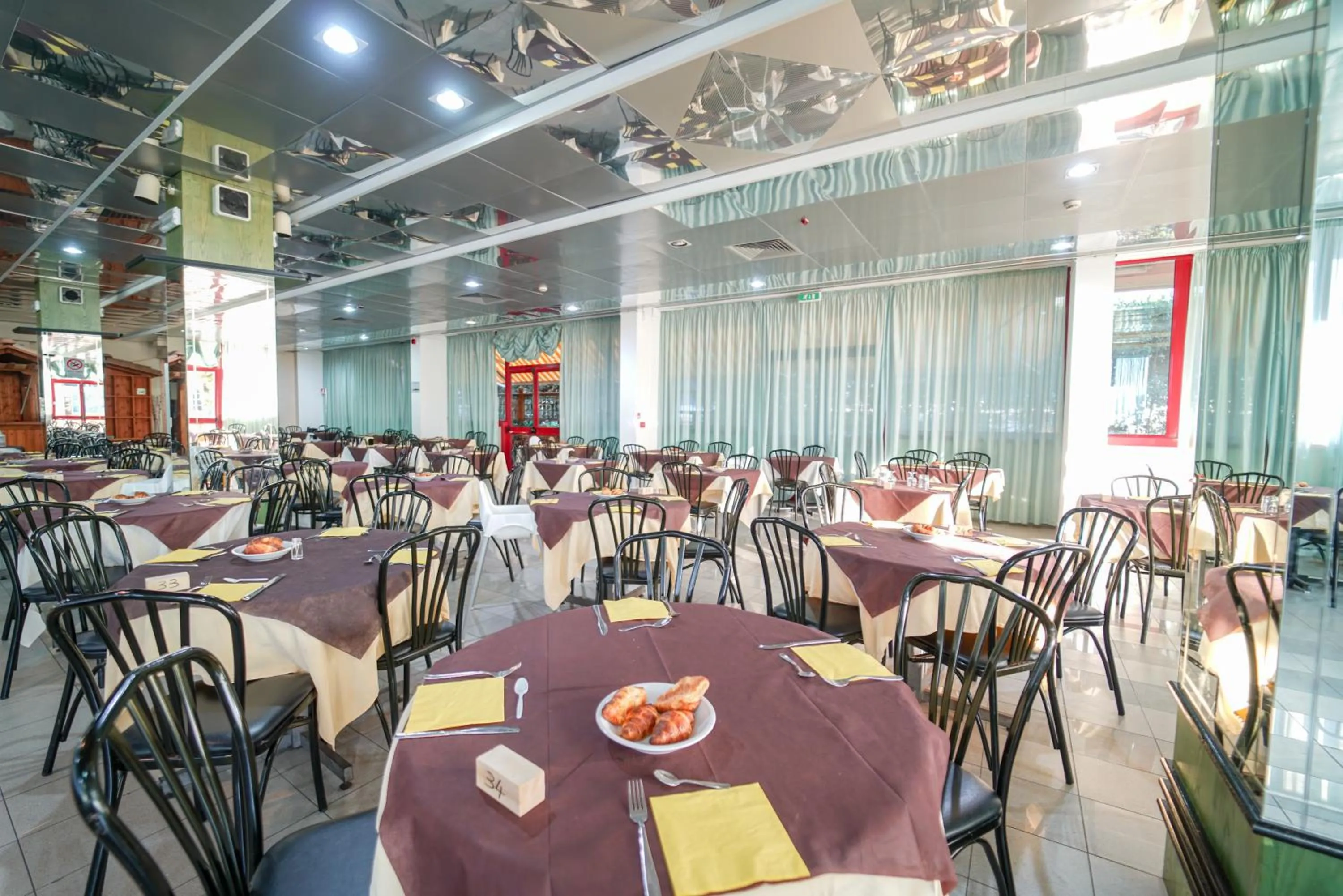 Restaurant/places to eat in Onda Hotel