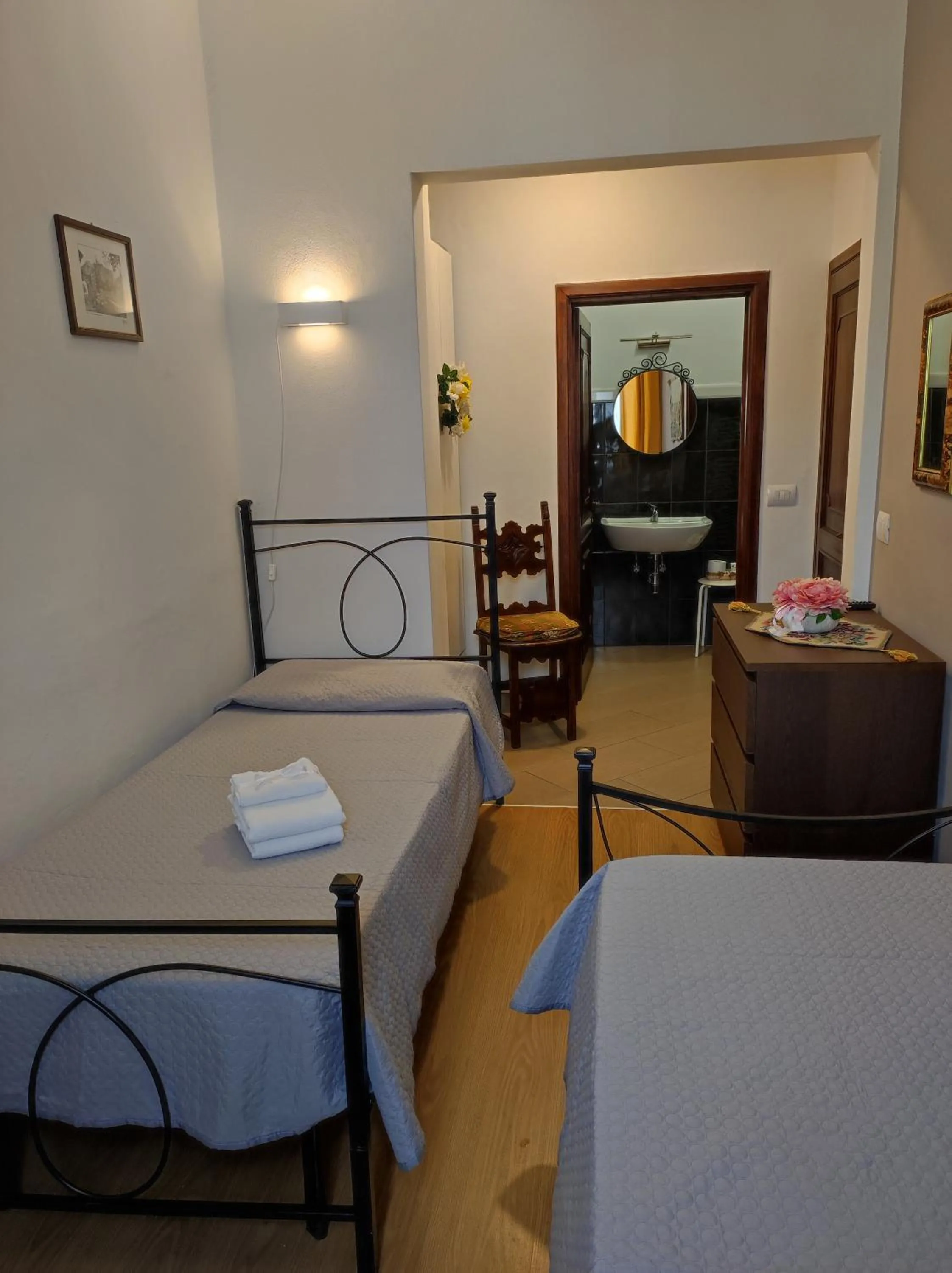 Photo of the whole room, Bed in La Petite Maison