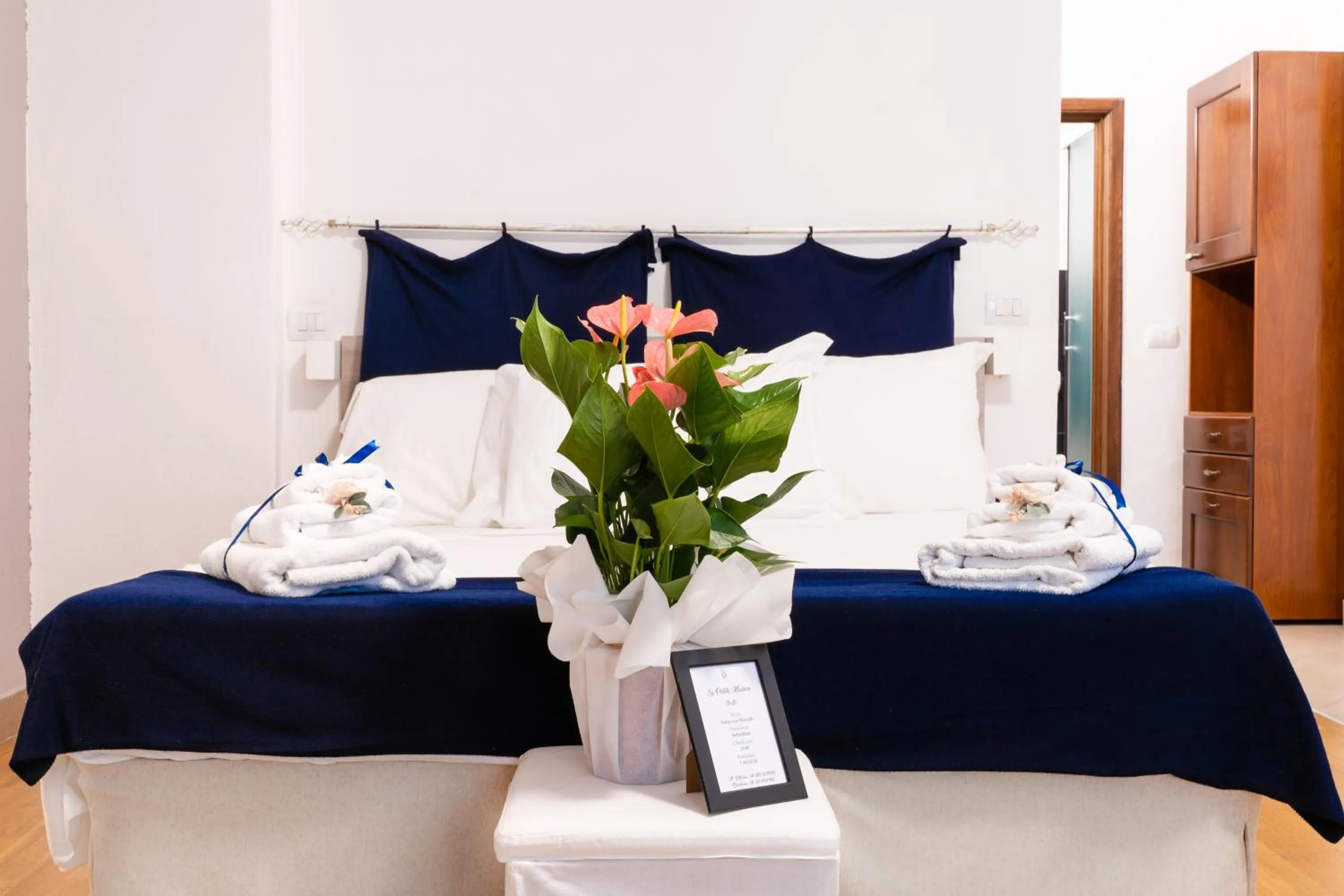 Photo of the whole room, Bed in La Petite Maison