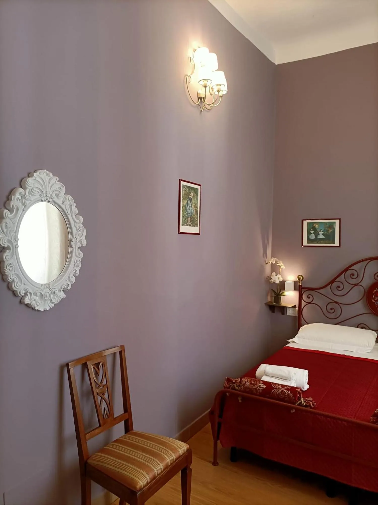 Photo of the whole room, Bed in La Petite Maison