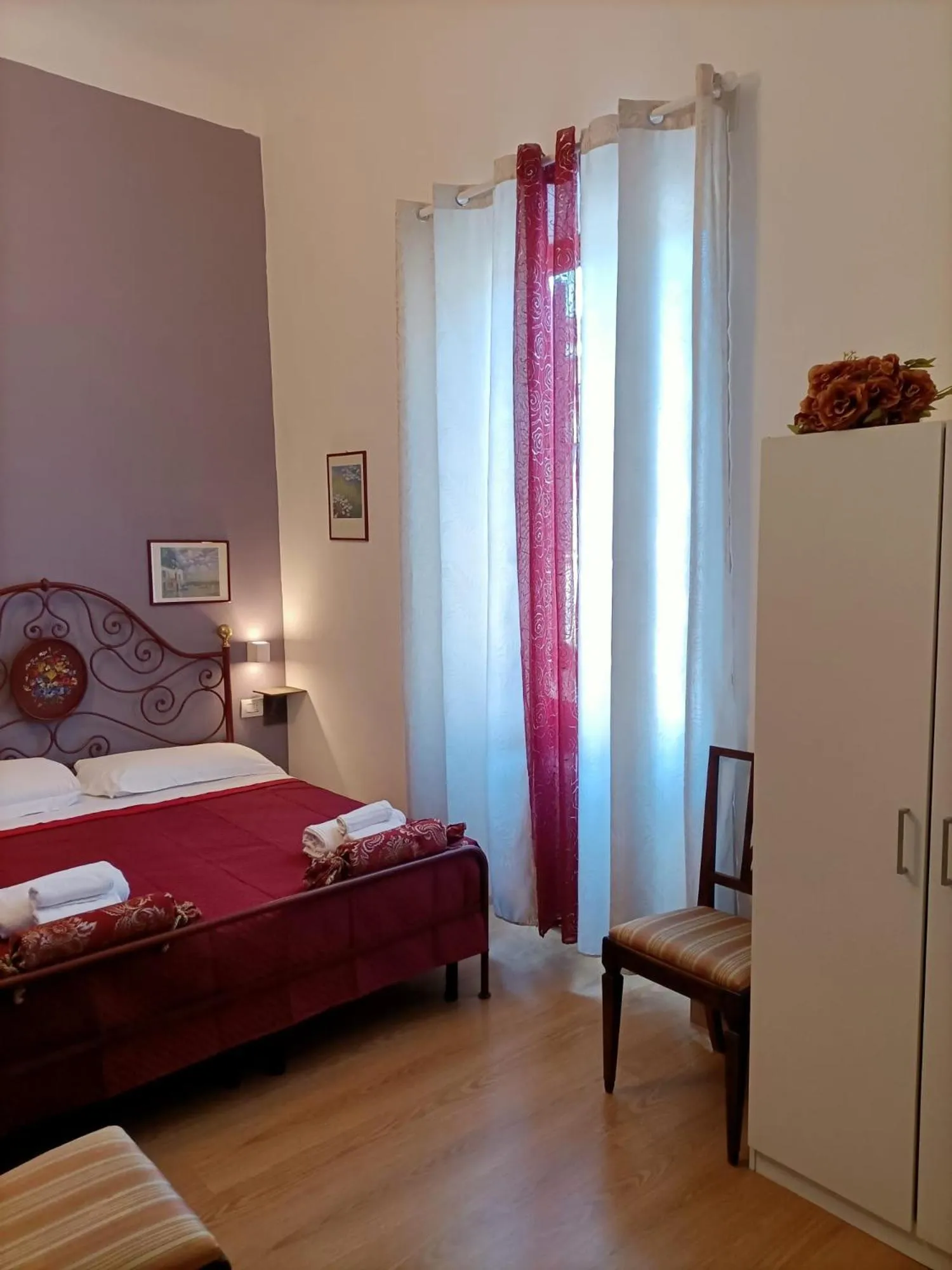 Photo of the whole room, Bed in La Petite Maison