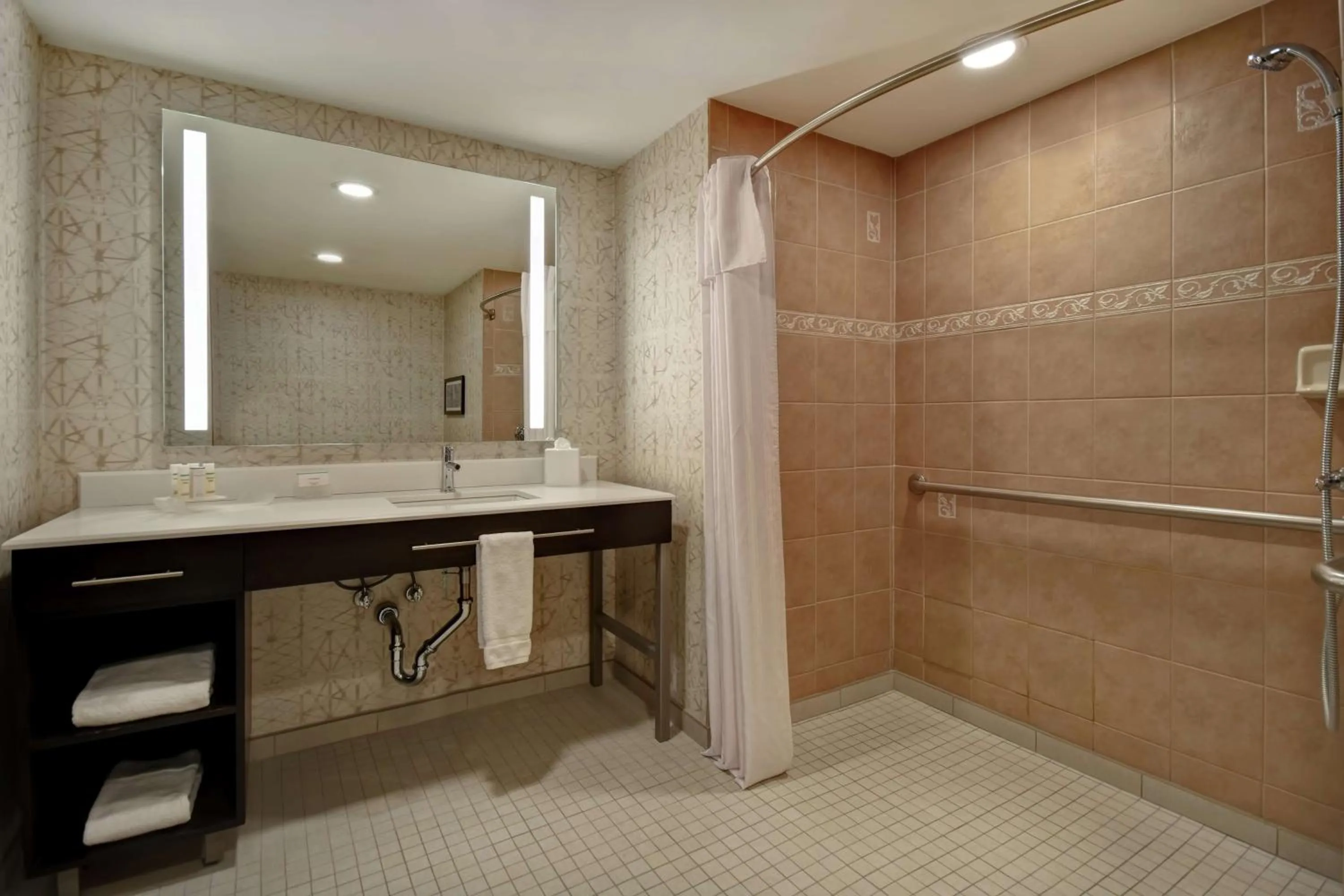Bathroom in Homewood Suites by Hilton Edgewater-NYC Area