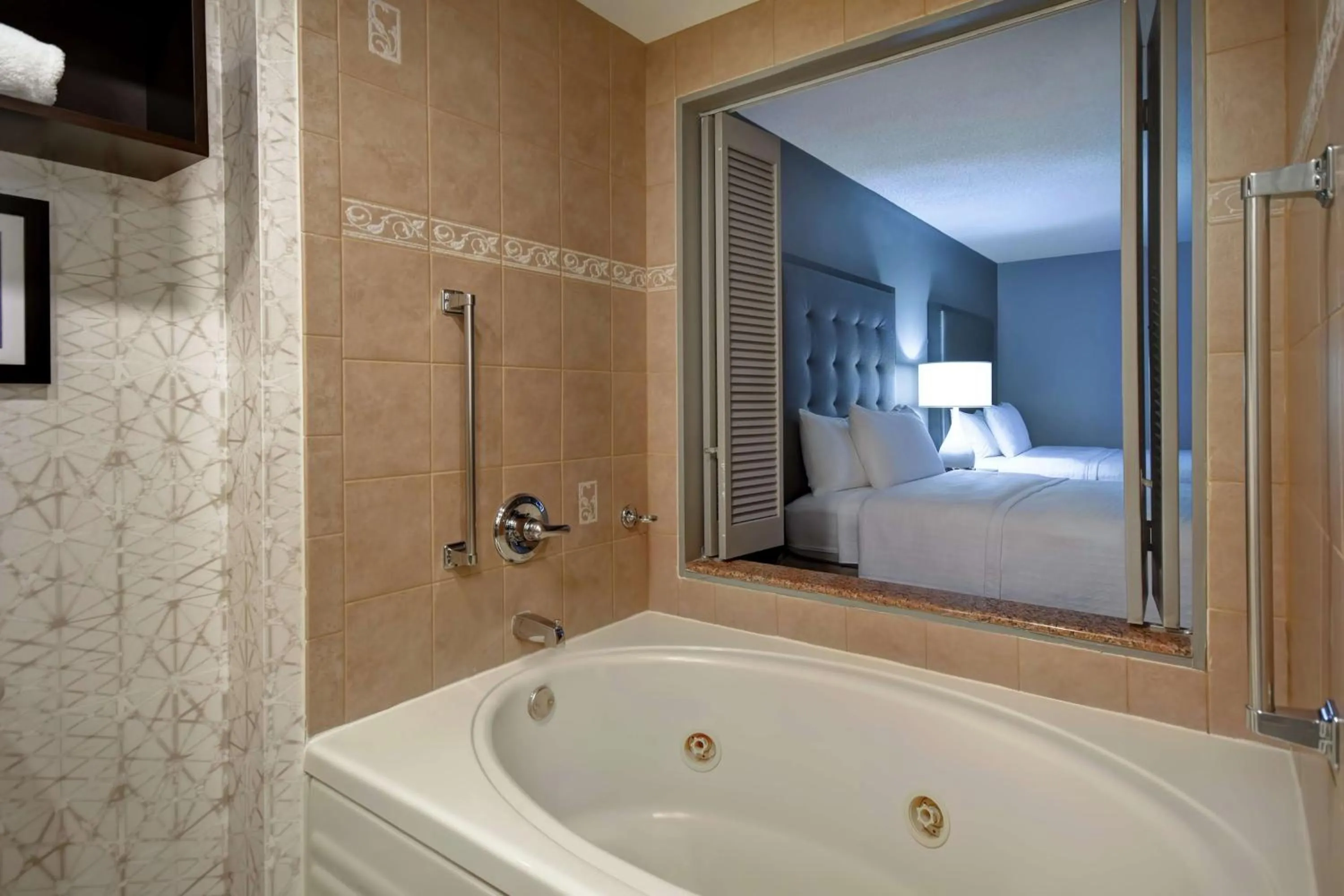 Bathroom, Bed in Homewood Suites by Hilton Edgewater-NYC Area