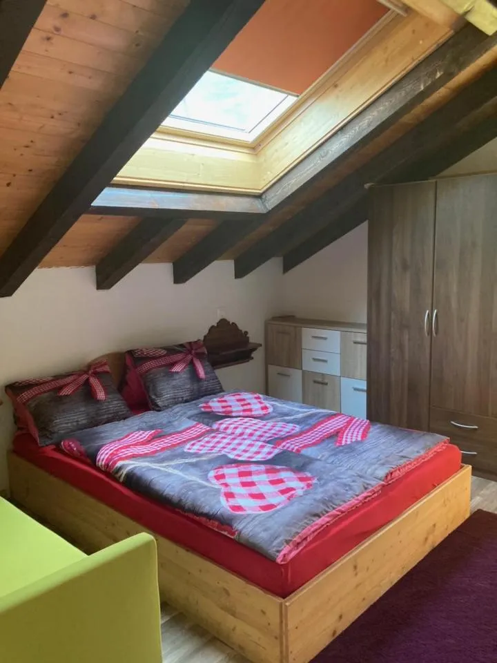 Photo of the whole room, Bed in Klewenalp Ausflugs-Ski-Pistenhotel Klewenstock