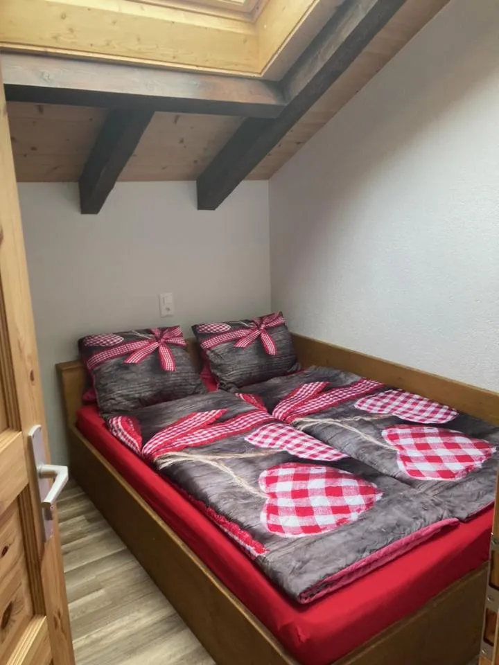 Bedroom, Bed in Klewenalp Ausflugs-Ski-Pistenhotel Klewenstock