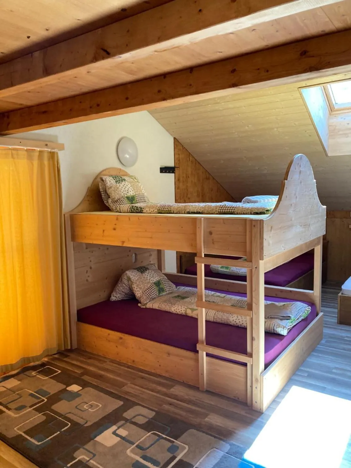 Photo of the whole room, Bed in Klewenalp Ausflugs-Ski-Pistenhotel Klewenstock