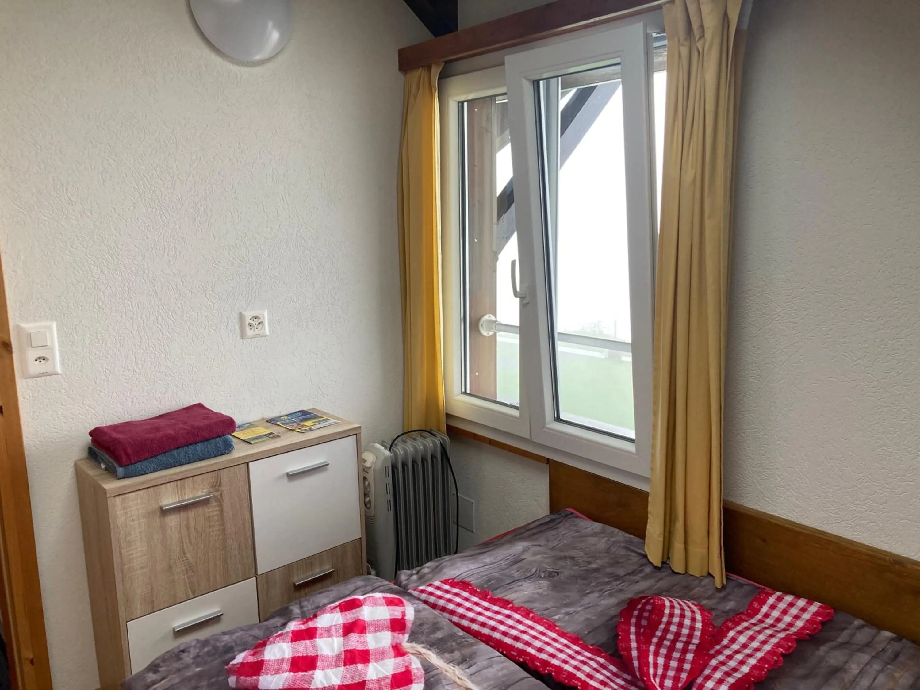 Bedroom, Bed in Klewenalp Ausflugs-Ski-Pistenhotel Klewenstock