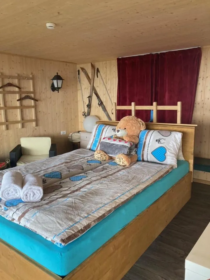 Photo of the whole room, Bed in Klewenalp Ausflugs-Ski-Pistenhotel Klewenstock