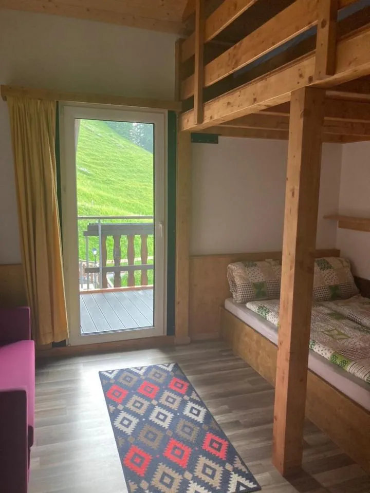 Photo of the whole room, Bed in Klewenalp Ausflugs-Ski-Pistenhotel Klewenstock