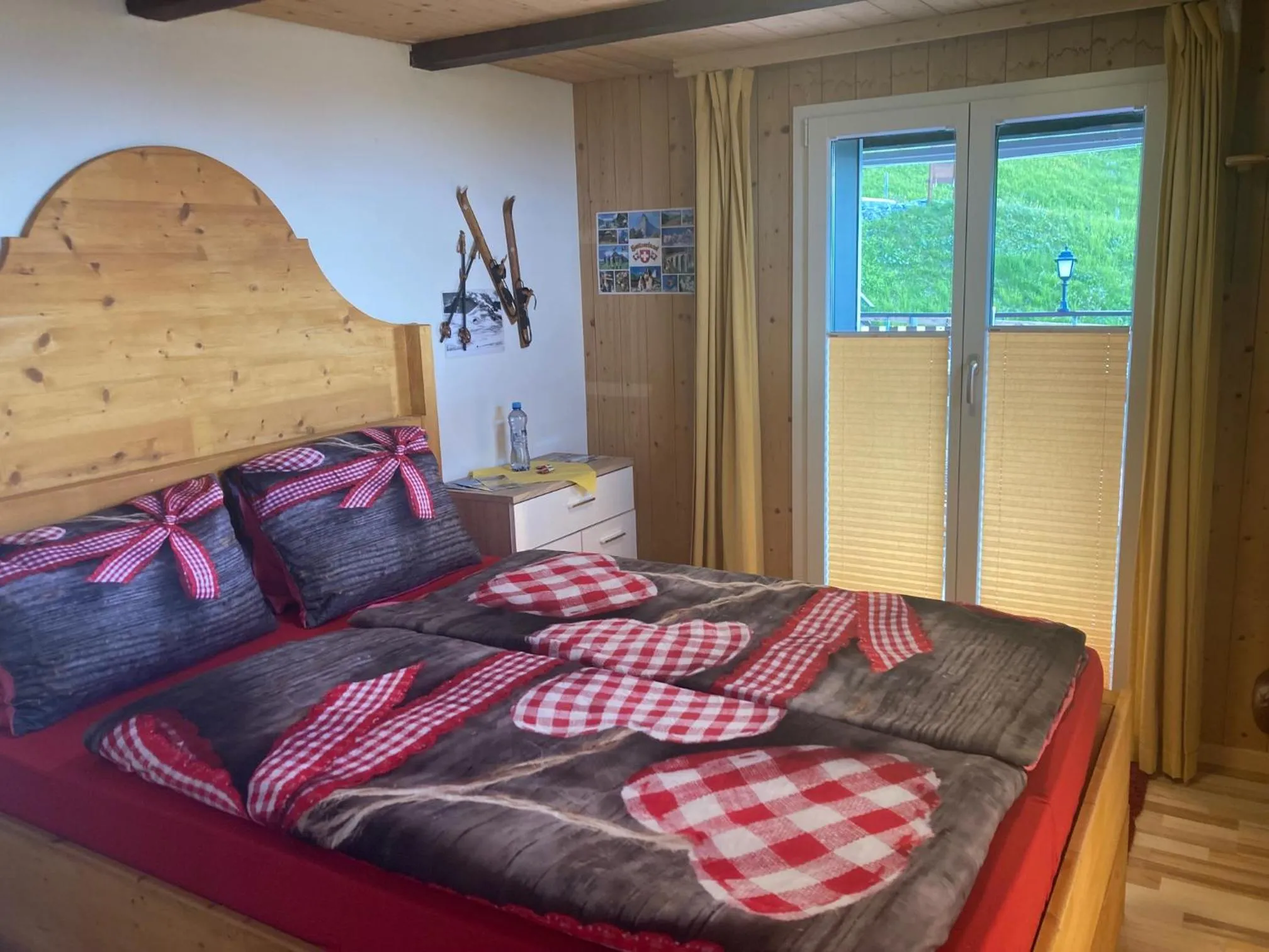 Photo of the whole room, Bed in Klewenalp Ausflugs-Ski-Pistenhotel Klewenstock