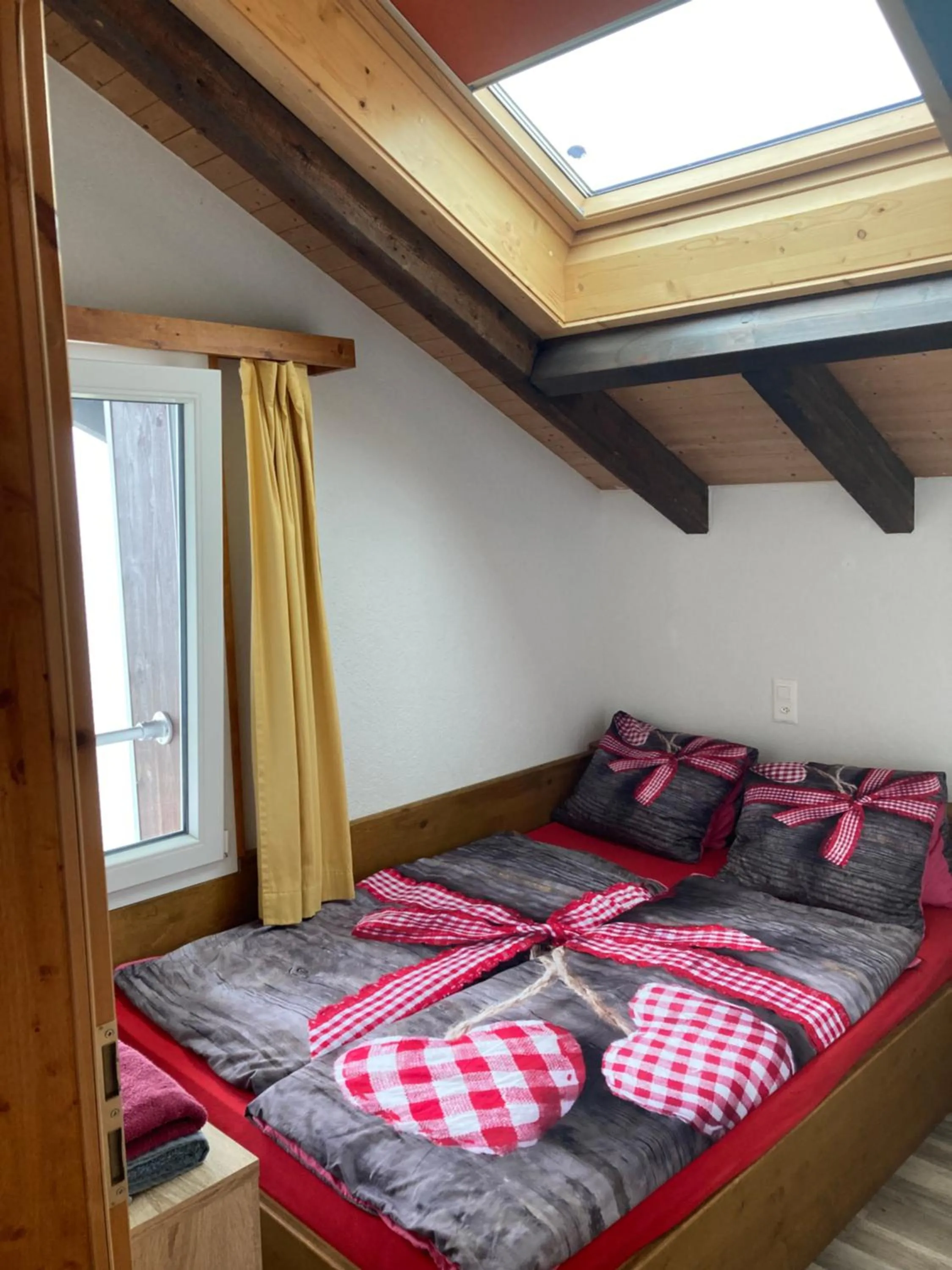 Bedroom, Bed in Klewenalp Ausflugs-Ski-Pistenhotel Klewenstock
