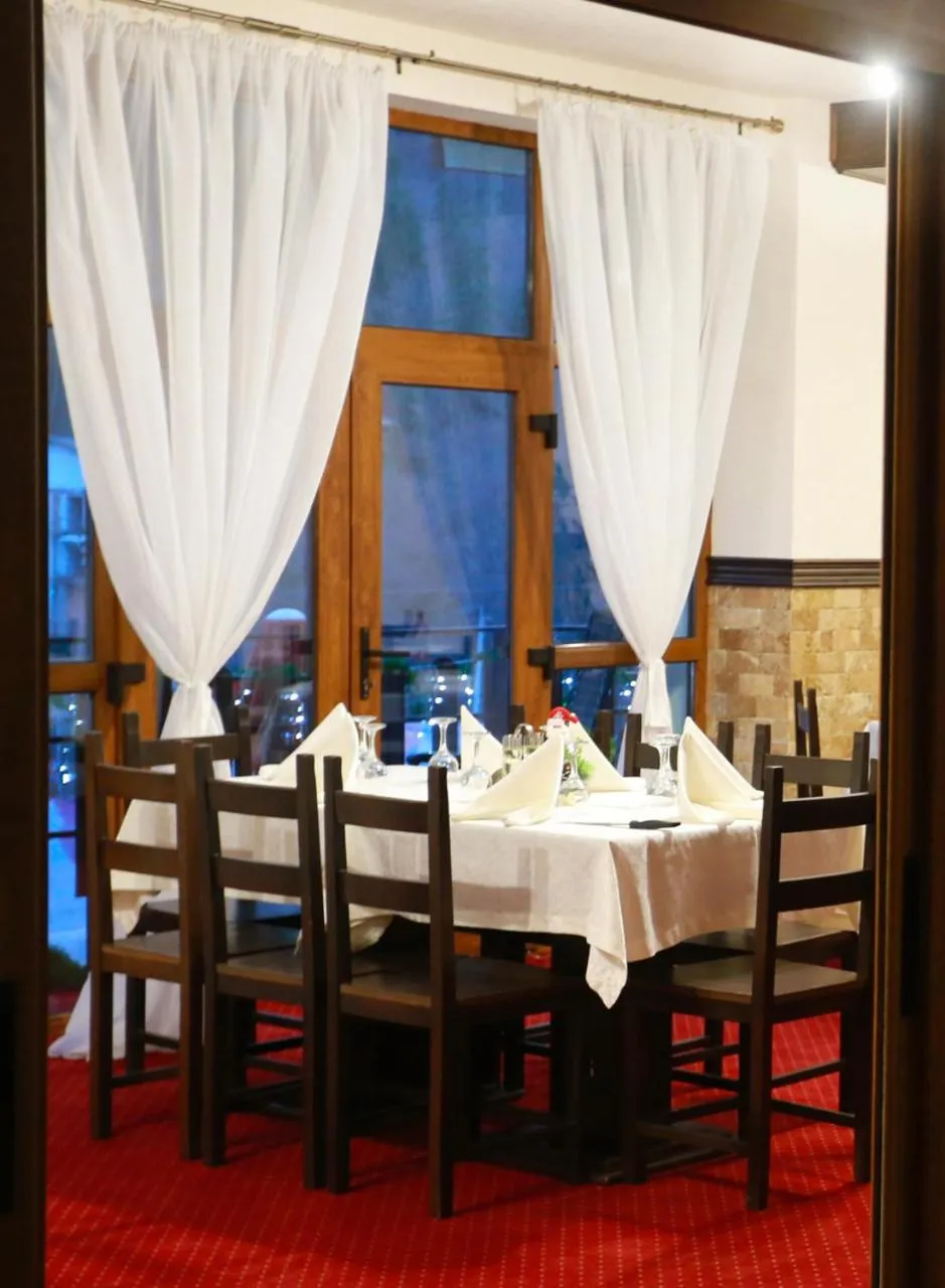 Restaurant/places to eat in Pensiunea ELEMAR