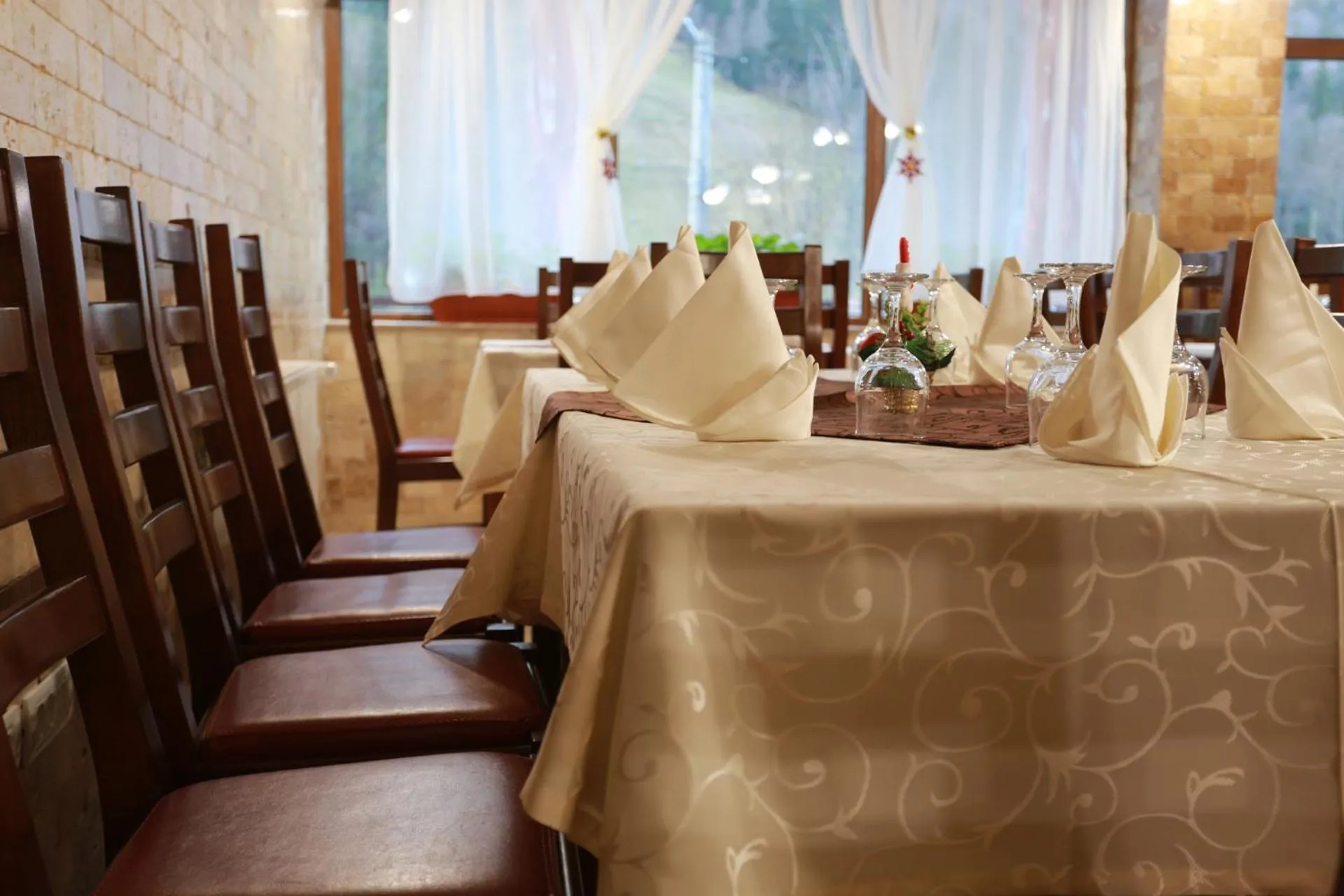 Restaurant/places to eat in Pensiunea ELEMAR