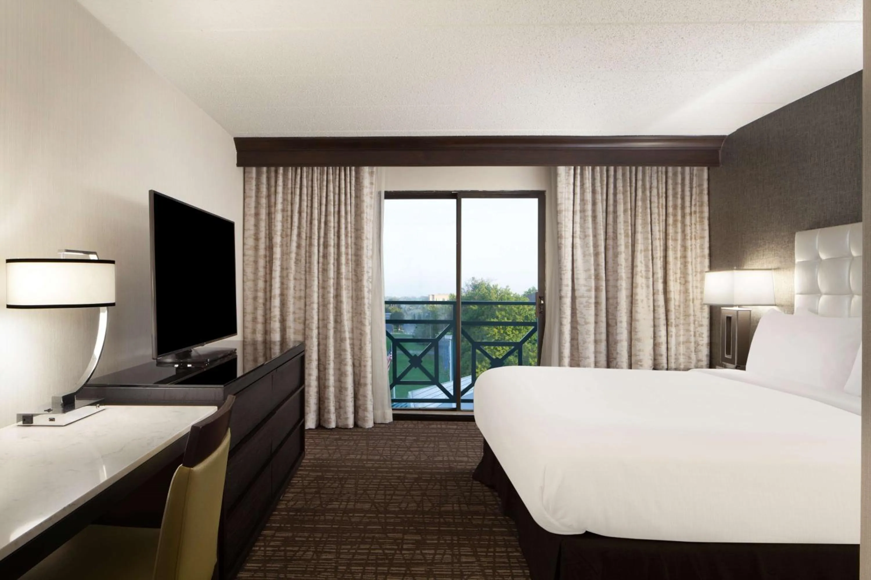Bedroom, Bed in Embassy Suites by Hilton Philadelphia Airport