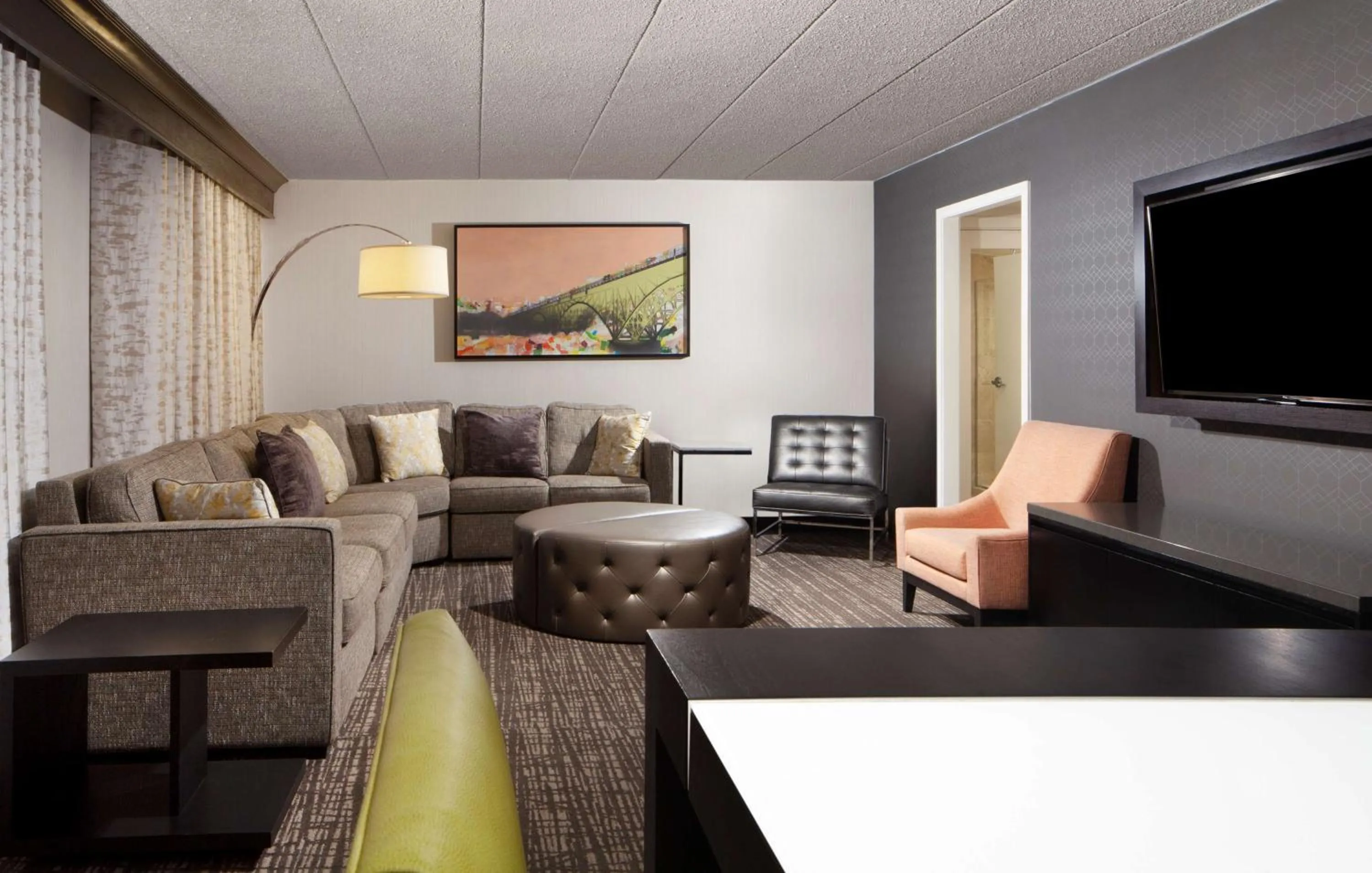Living room in Embassy Suites by Hilton Philadelphia Airport