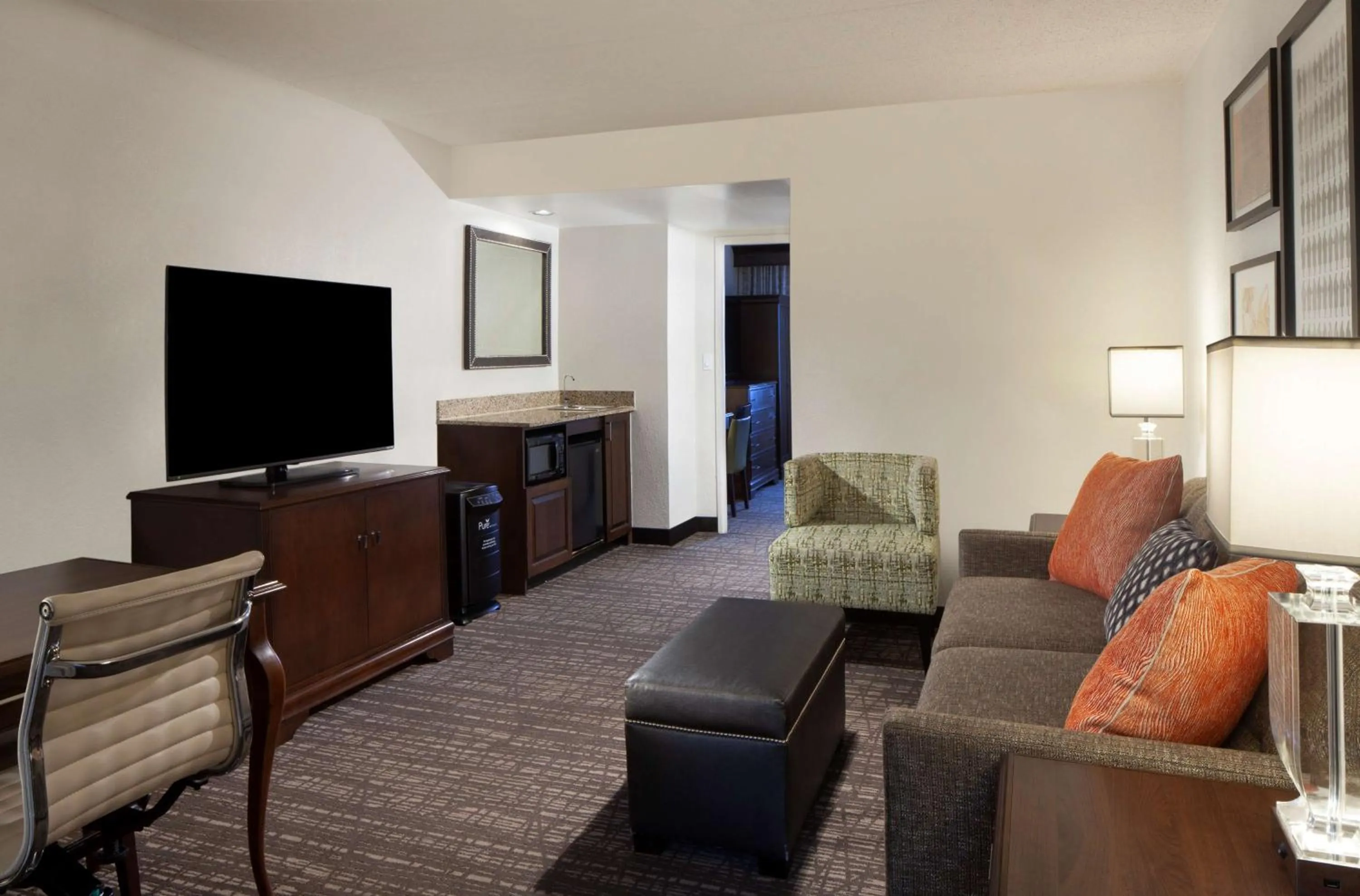 Bedroom in Embassy Suites by Hilton Philadelphia Airport