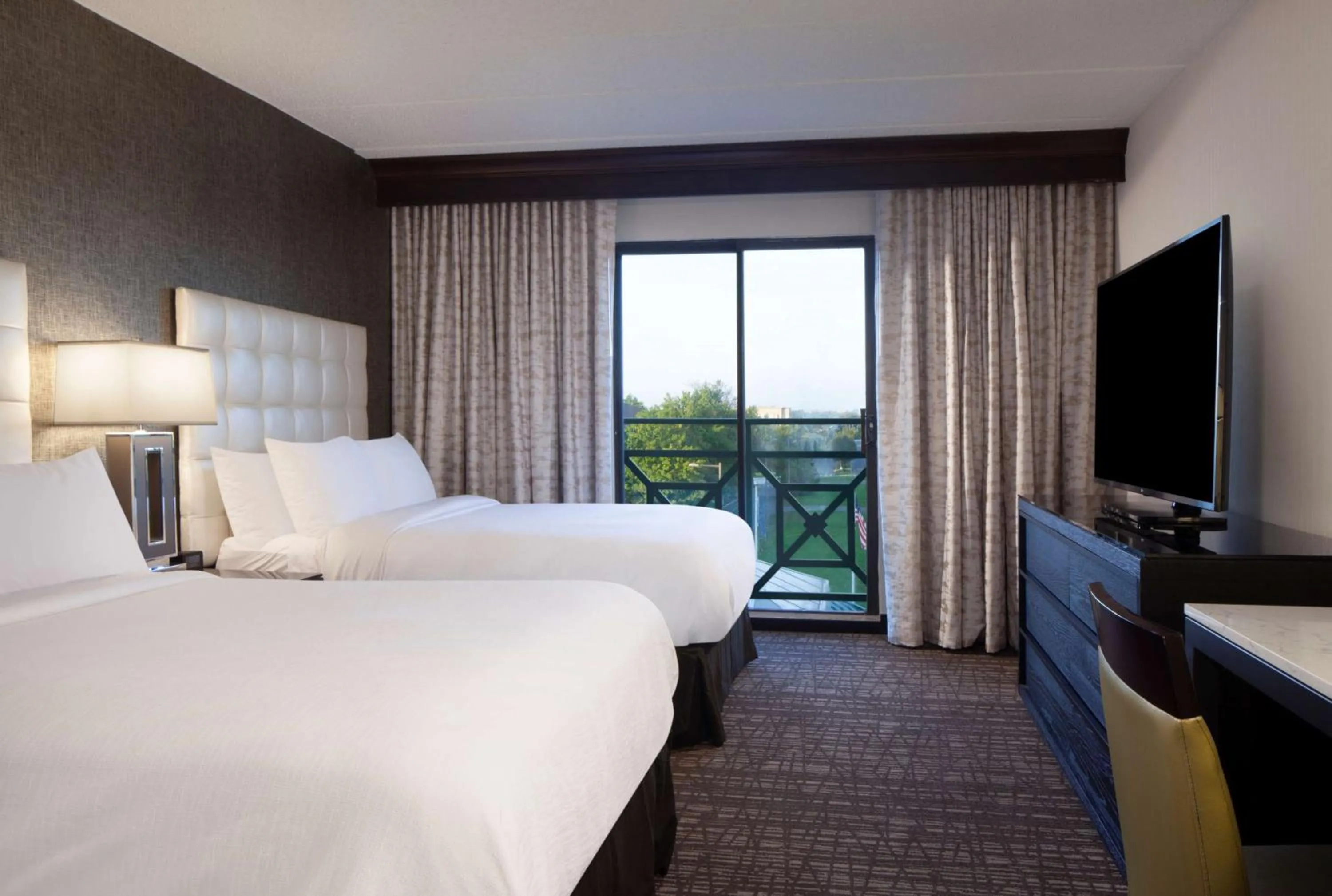 Bedroom, Bed in Embassy Suites by Hilton Philadelphia Airport