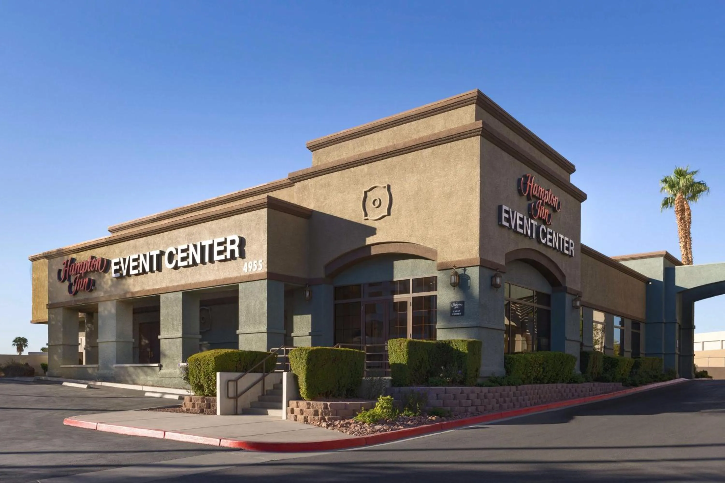 Property building in Hampton Inn Tropicana