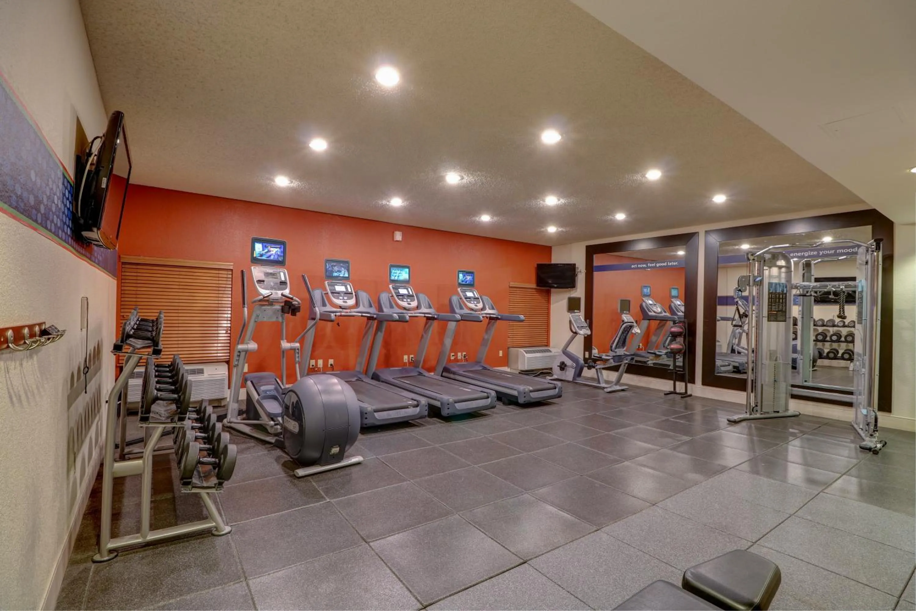 Fitness centre/facilities in Hampton Inn Tropicana