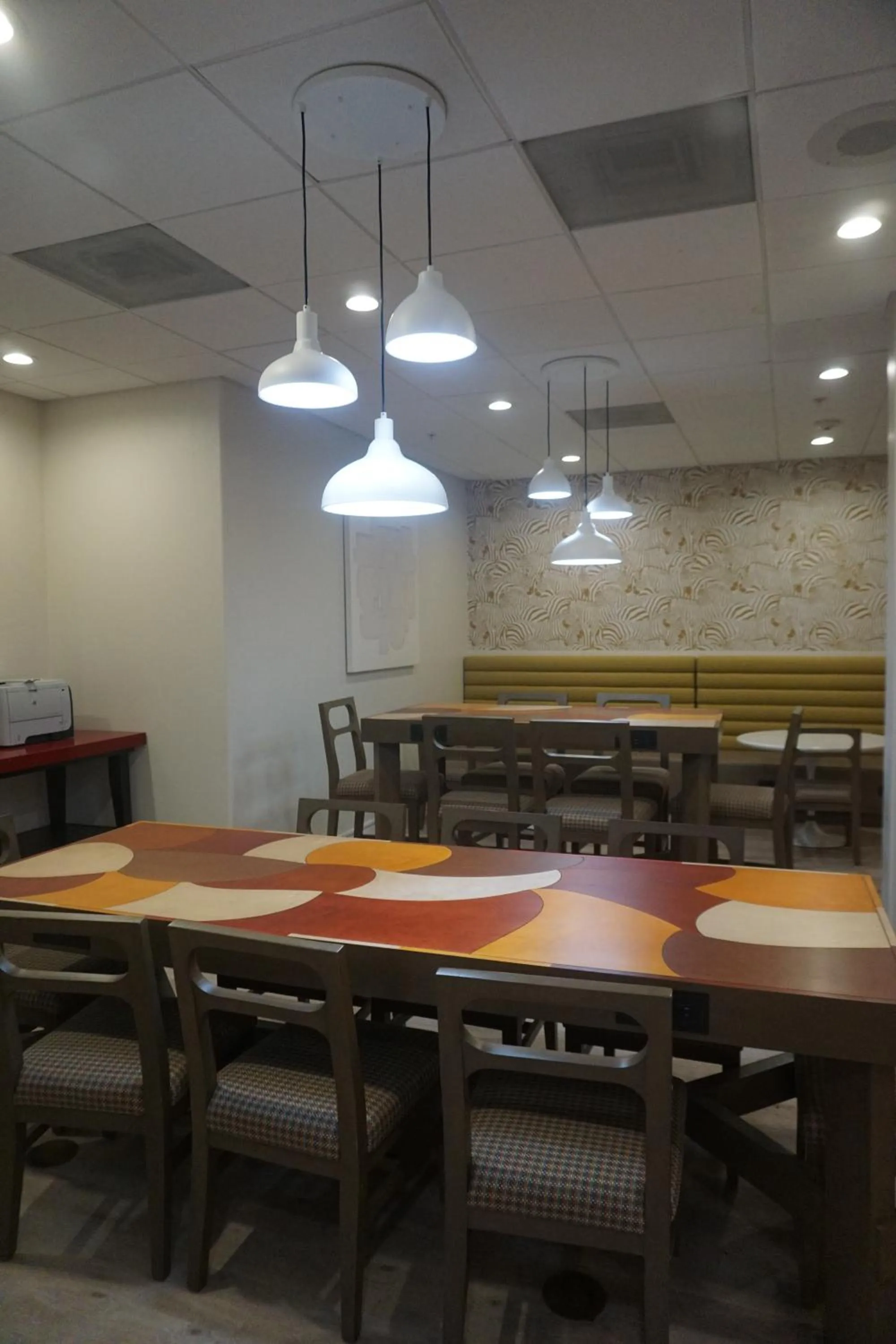 Communal lounge/ TV room in Hampton Inn Tropicana