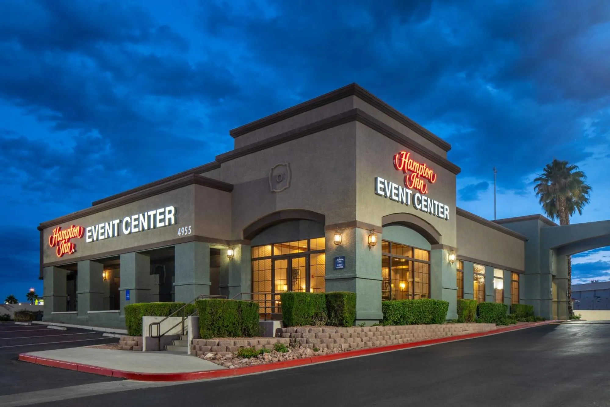 Property building in Hampton Inn Tropicana